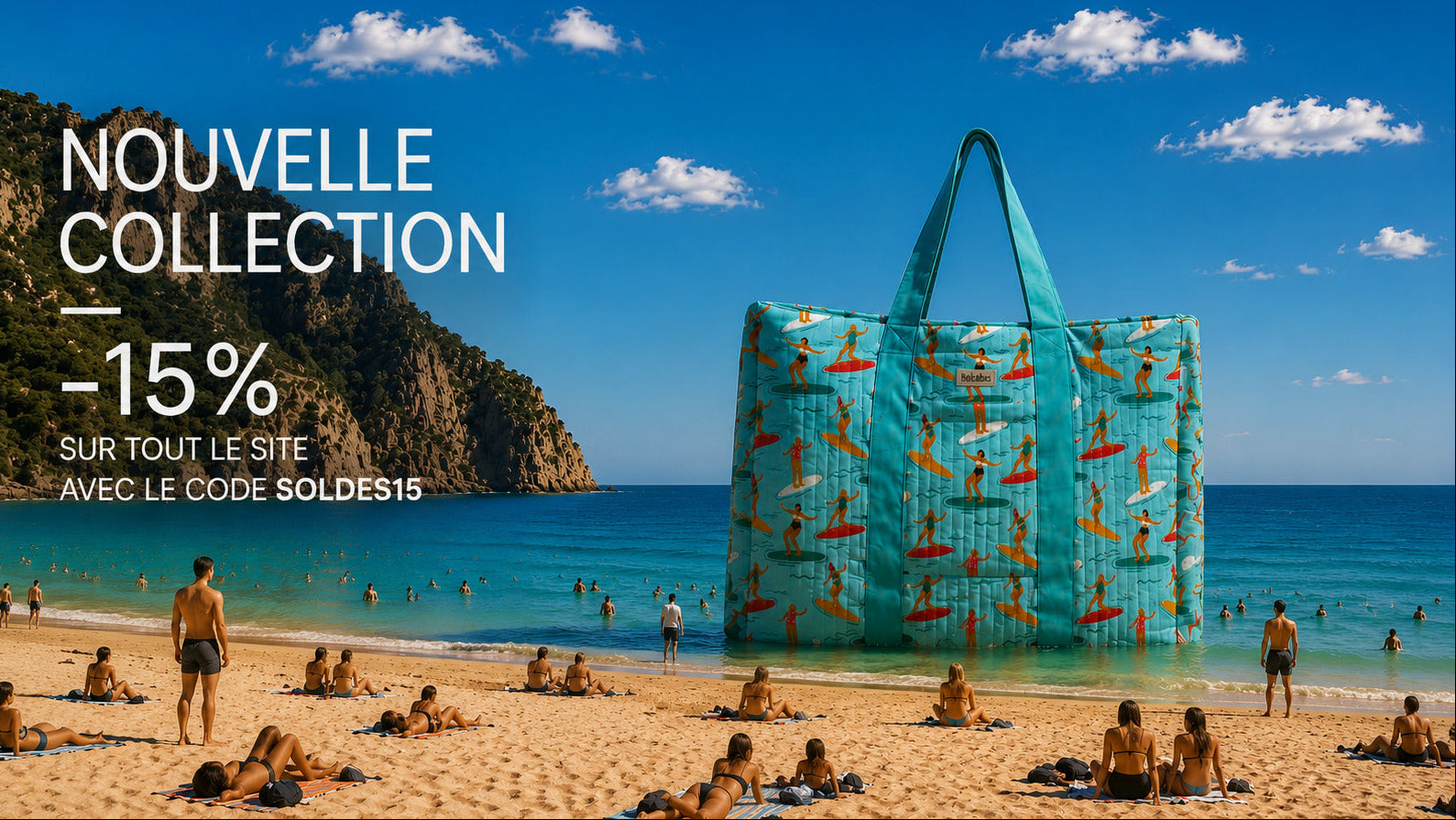 Grand sac de plage turquoise à imprimé surfeuses, posé sur une plage ensoleillée — Nouvelle Collection Bokabas