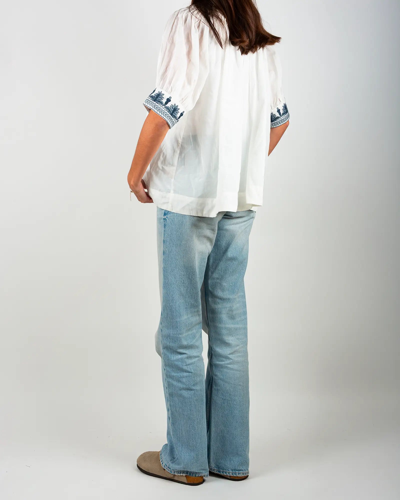Dames blouse van katoenen voile met borduursels Wit en Blauw