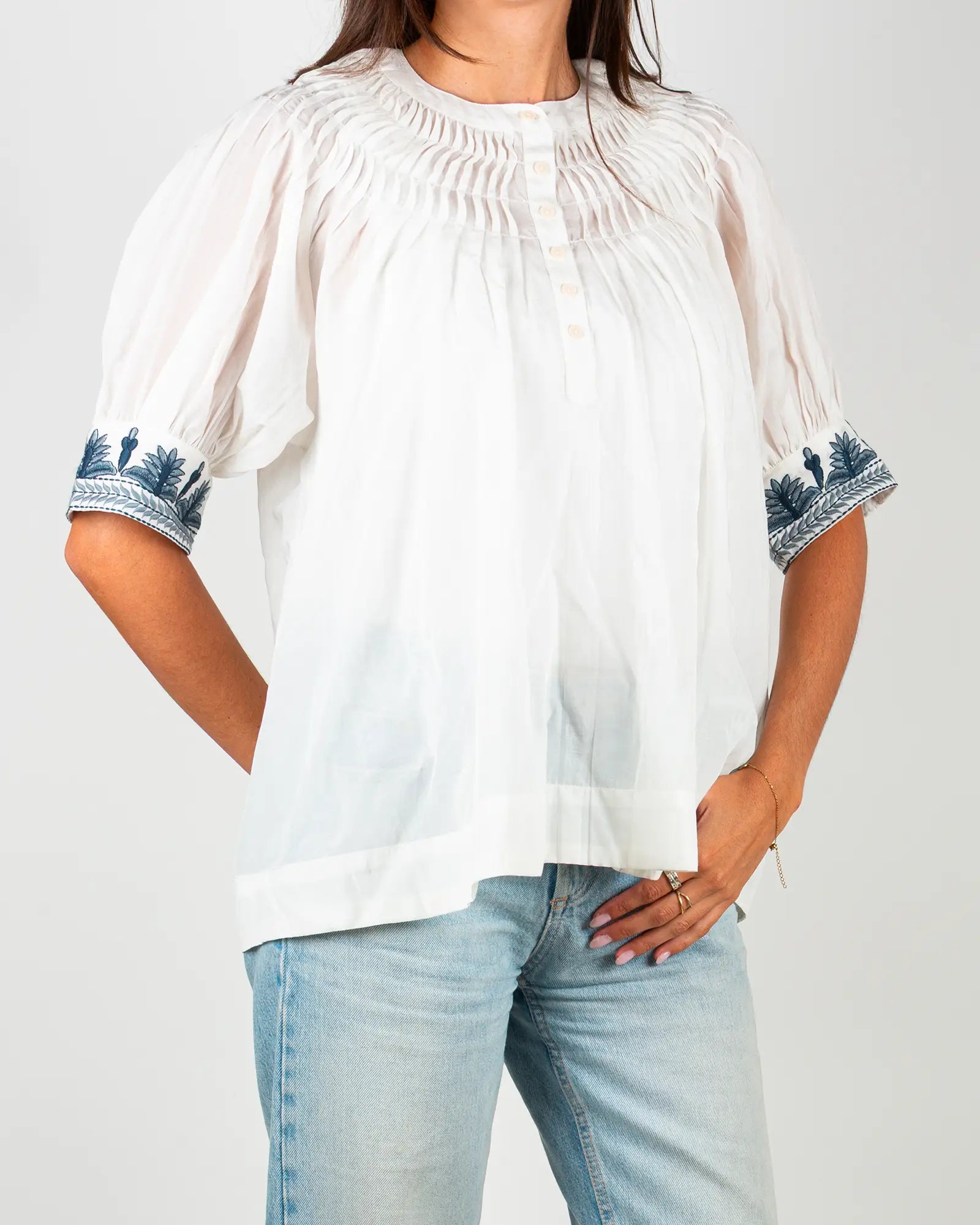 Dames blouse van katoenen voile met borduursels Wit en Blauw