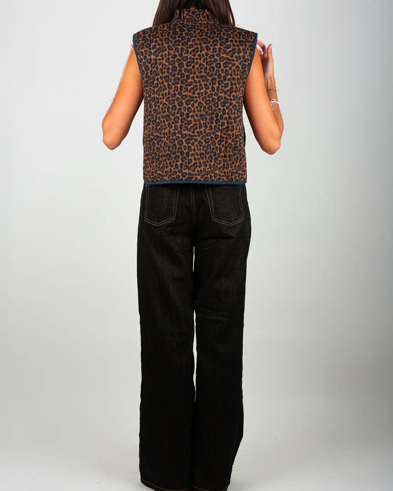 Gilet matelassé sans manches femme Léopard, vue de dos – Bokabas
