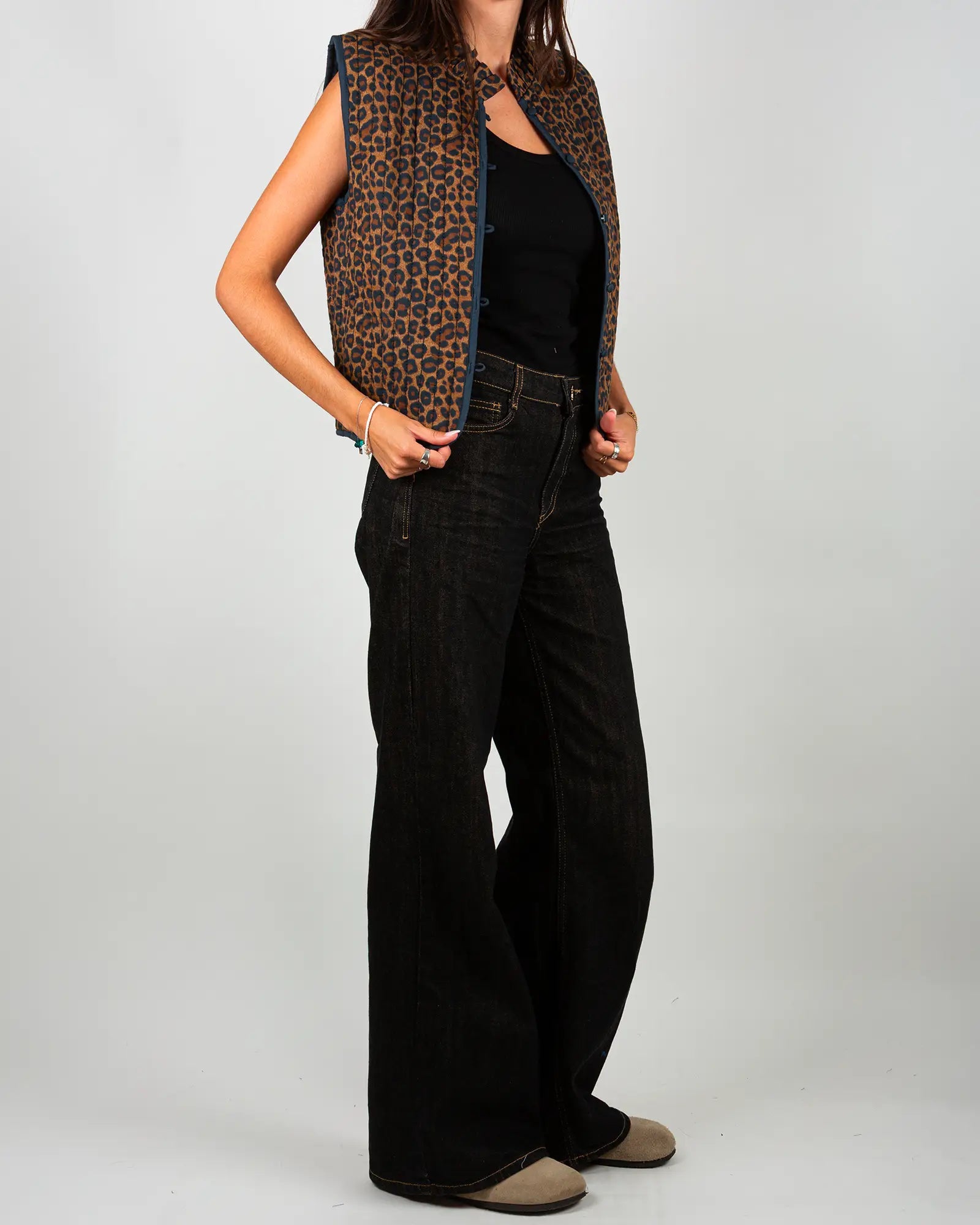Gilet matelassé sans manches femme Léopard, vue de trois-quarts – Bokabas