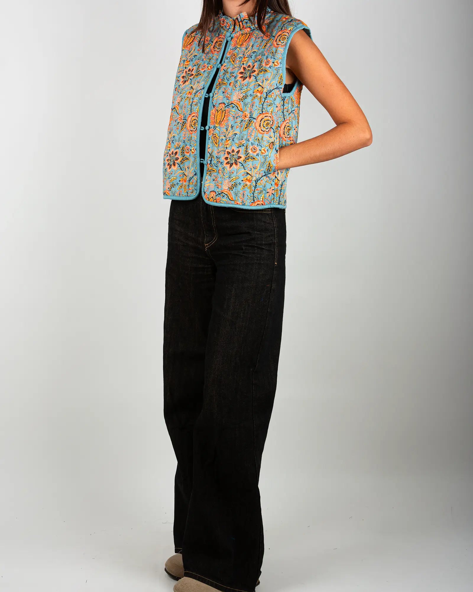 Gilet matelassé sans manches femme Lolem, vue de trois-quarts – Bokabas