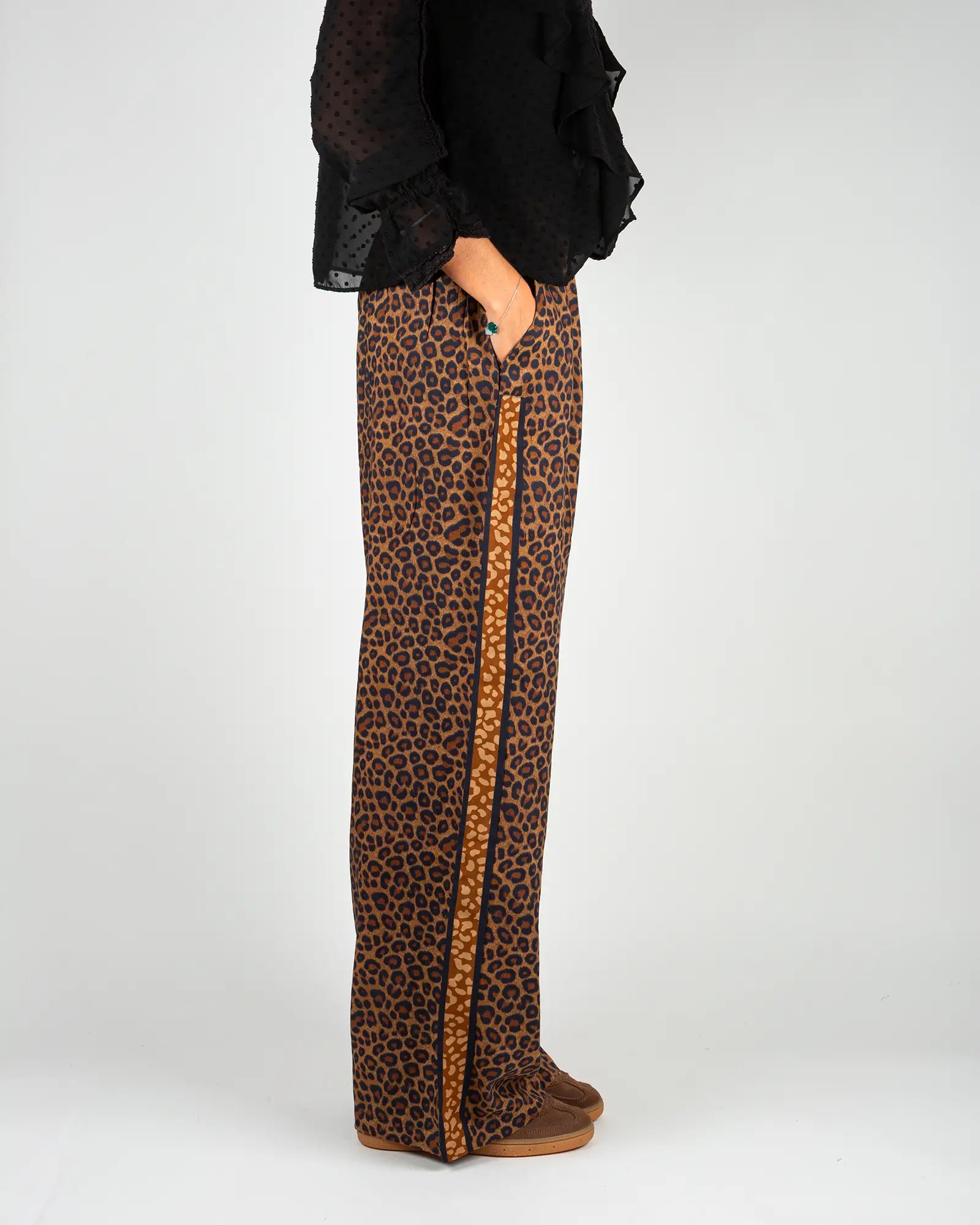 Pantalon fluide femme imprimé Léopard, vue de profil – Bokabas