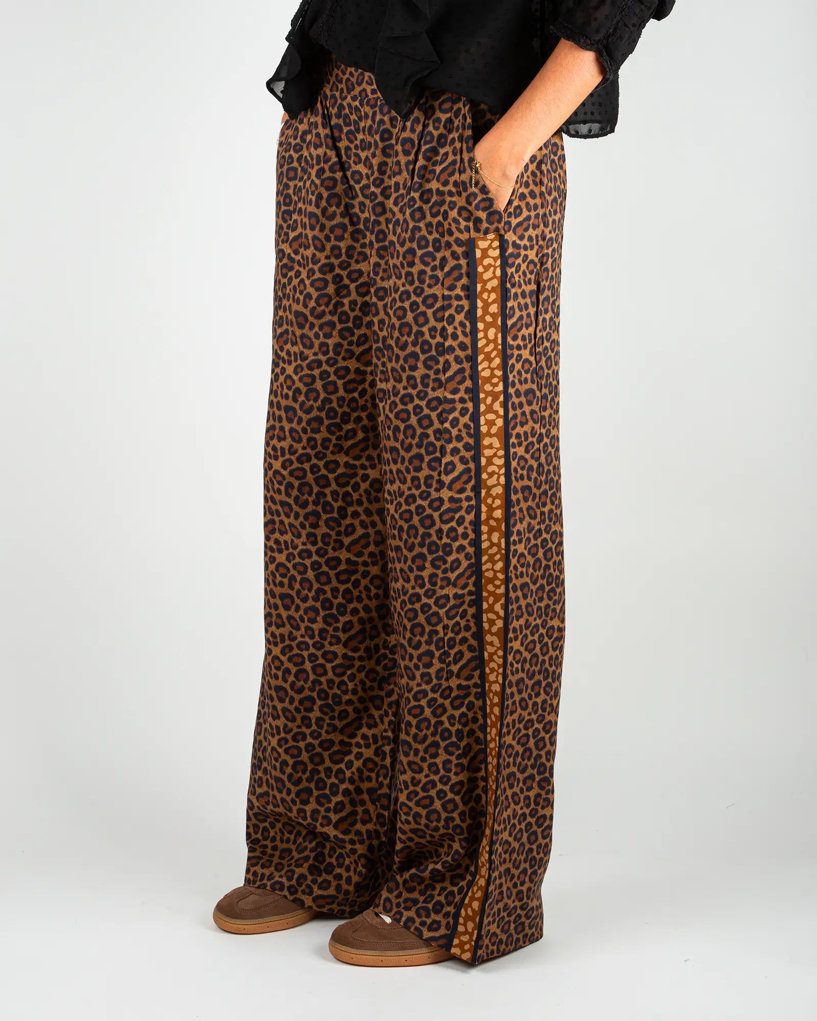 Pantalon fluide femme imprimé Léopard, vue de trois-quarts – Bokabas