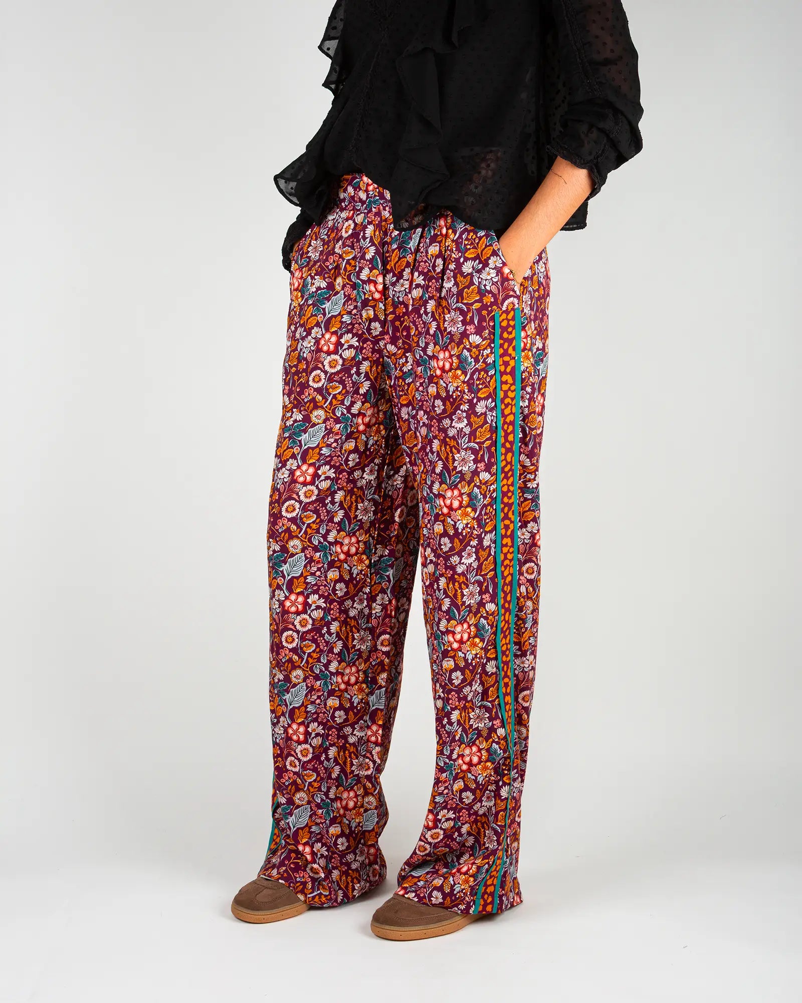 Pantalon fluide femme imprimé Morris, vue de trois-quarts – Bokabas