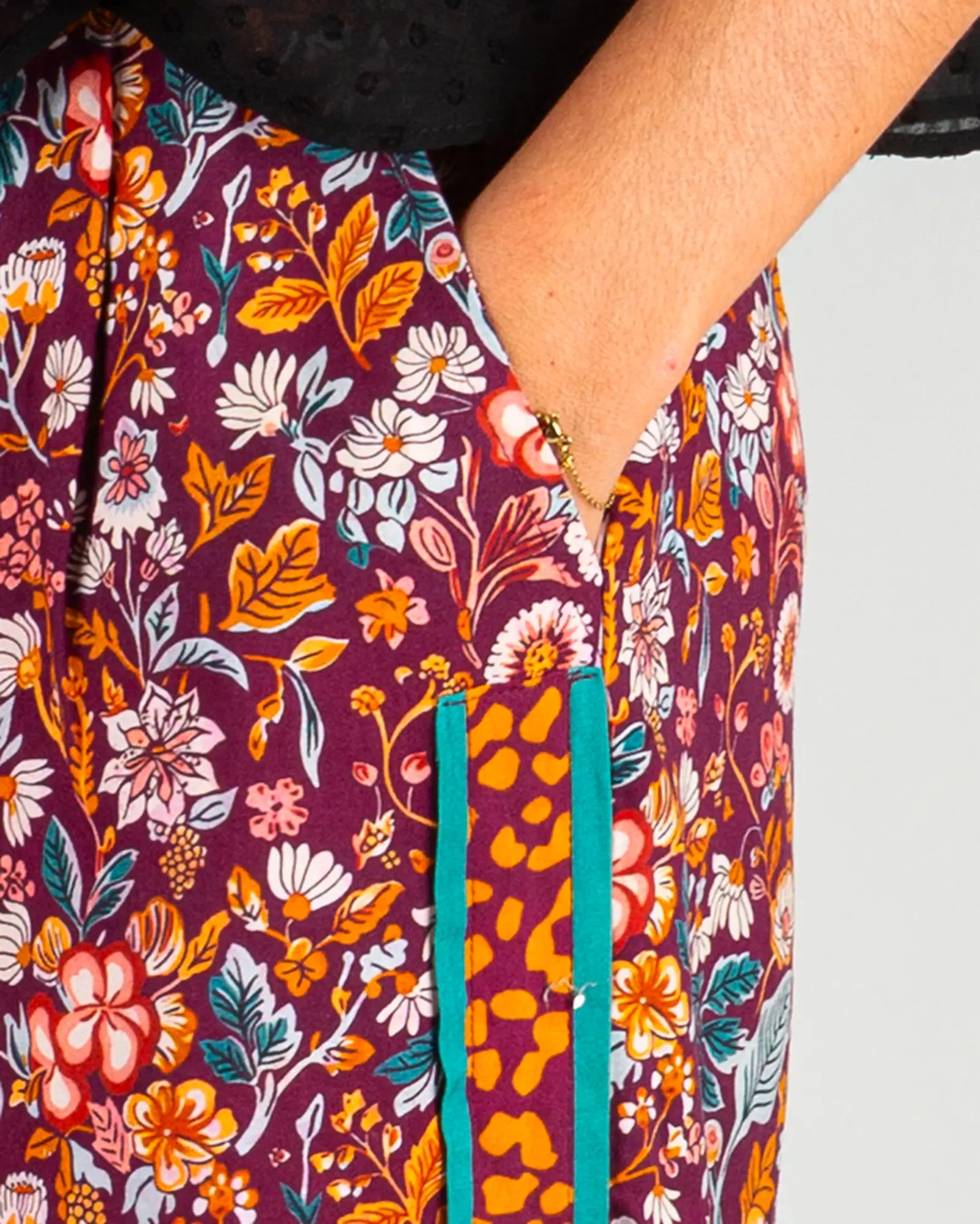 Pantalon fluide femme imprimé Morris, zoom sur la matière – Bokabas