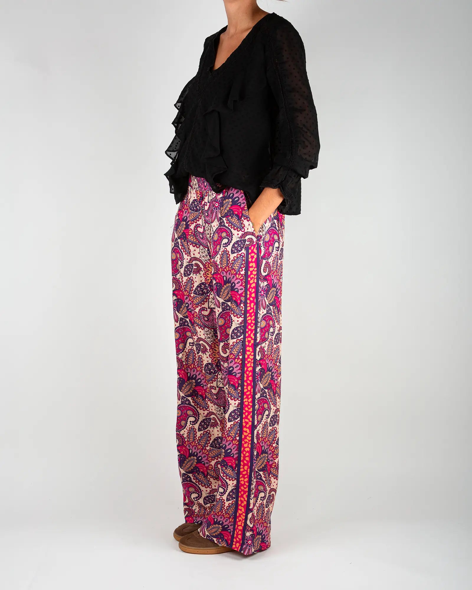 Pantalon fluide femme imprimé Pow, vue de trois-quarts – Bokabas