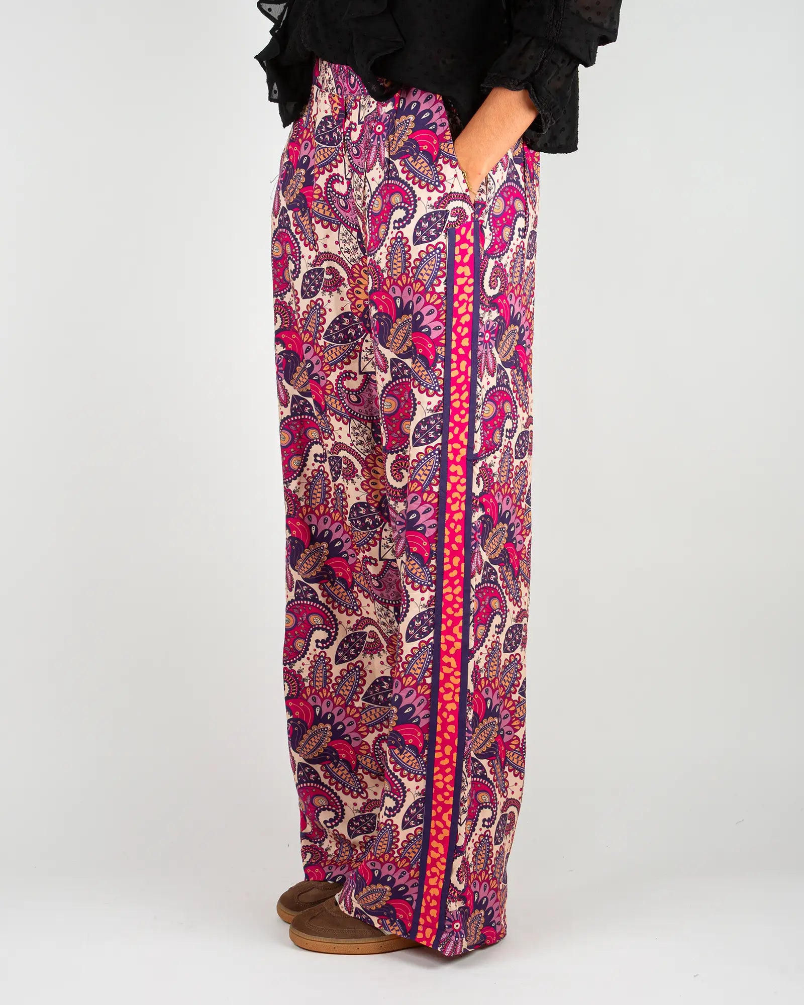 Pantalon fluide femme imprimé Pow, vue de trois-quarts – Bokabas