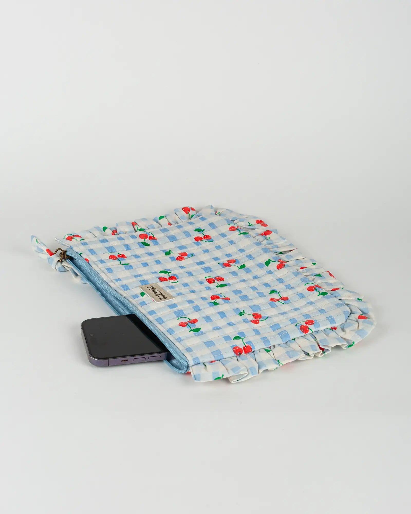 Pochette matelassée à froufrous Cerise, vue de dessus – Bokabas
