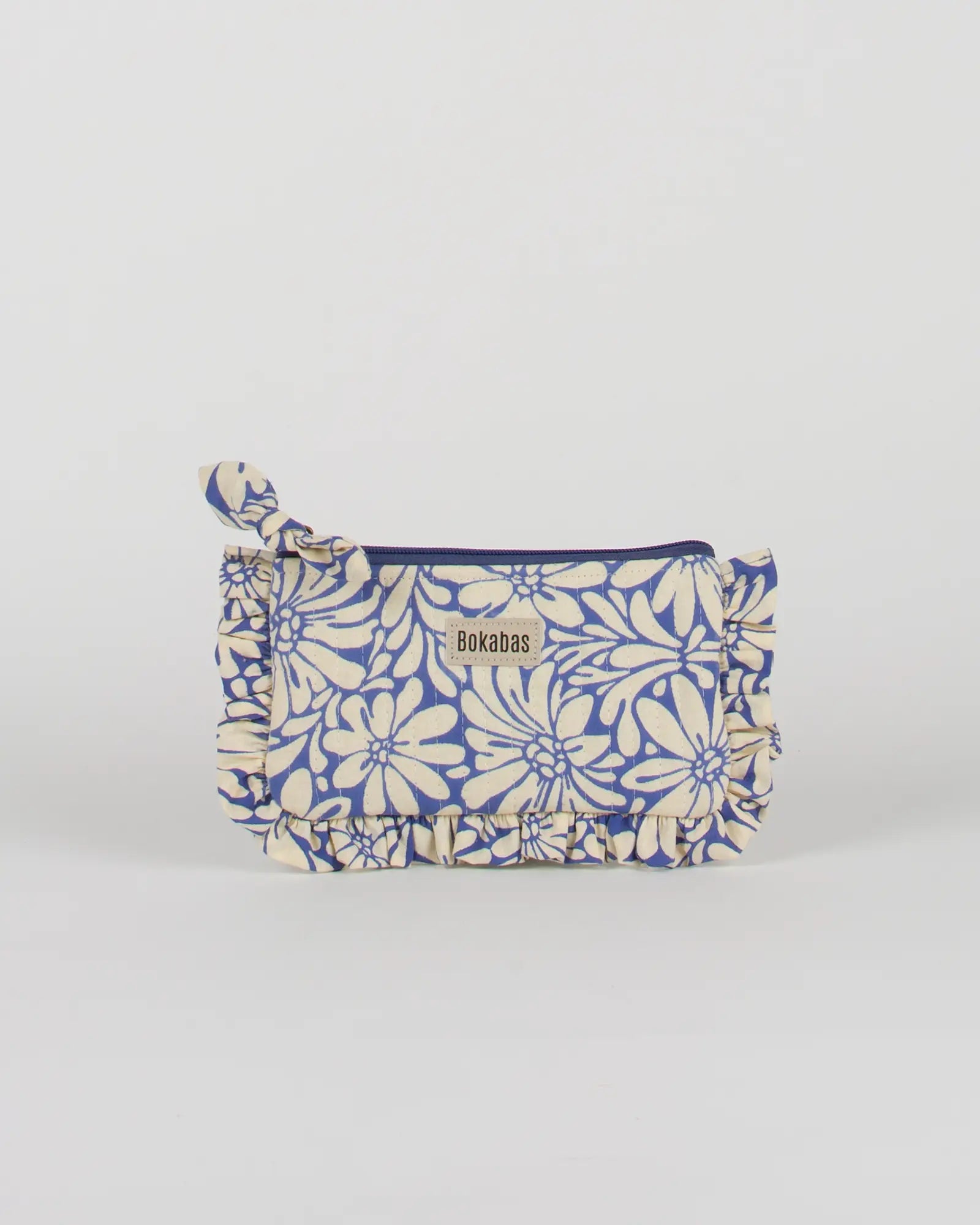 Pochette matelassée à froufrous Daisy, vue de face – Bokabas