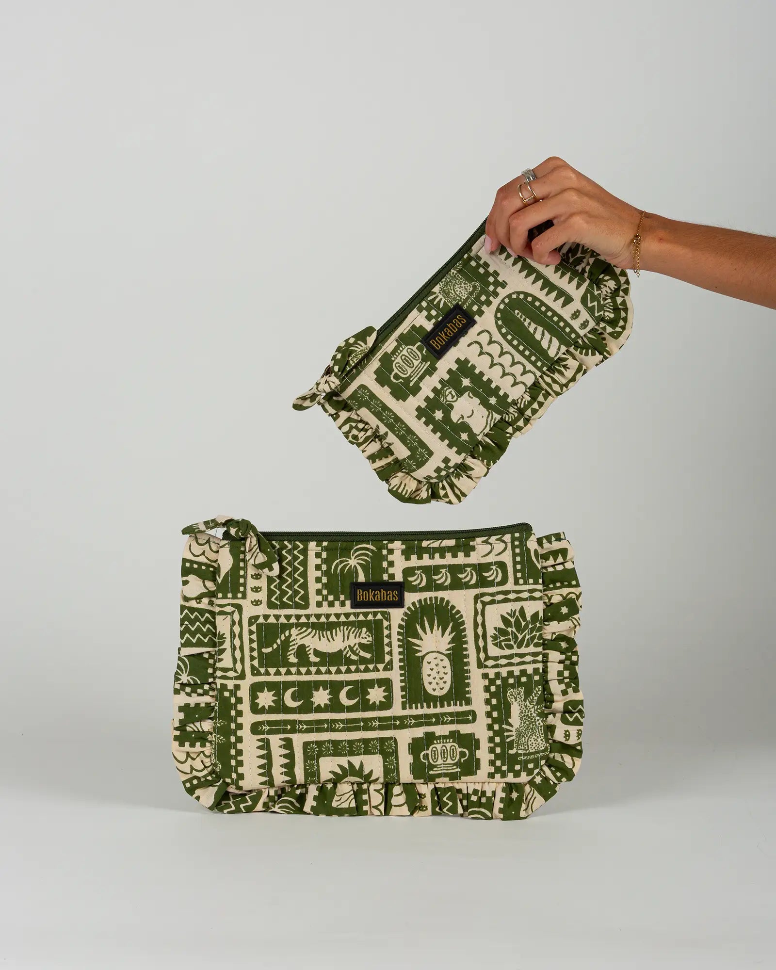 Pochette matelassée à froufrous Art, vue de face – Bokabas