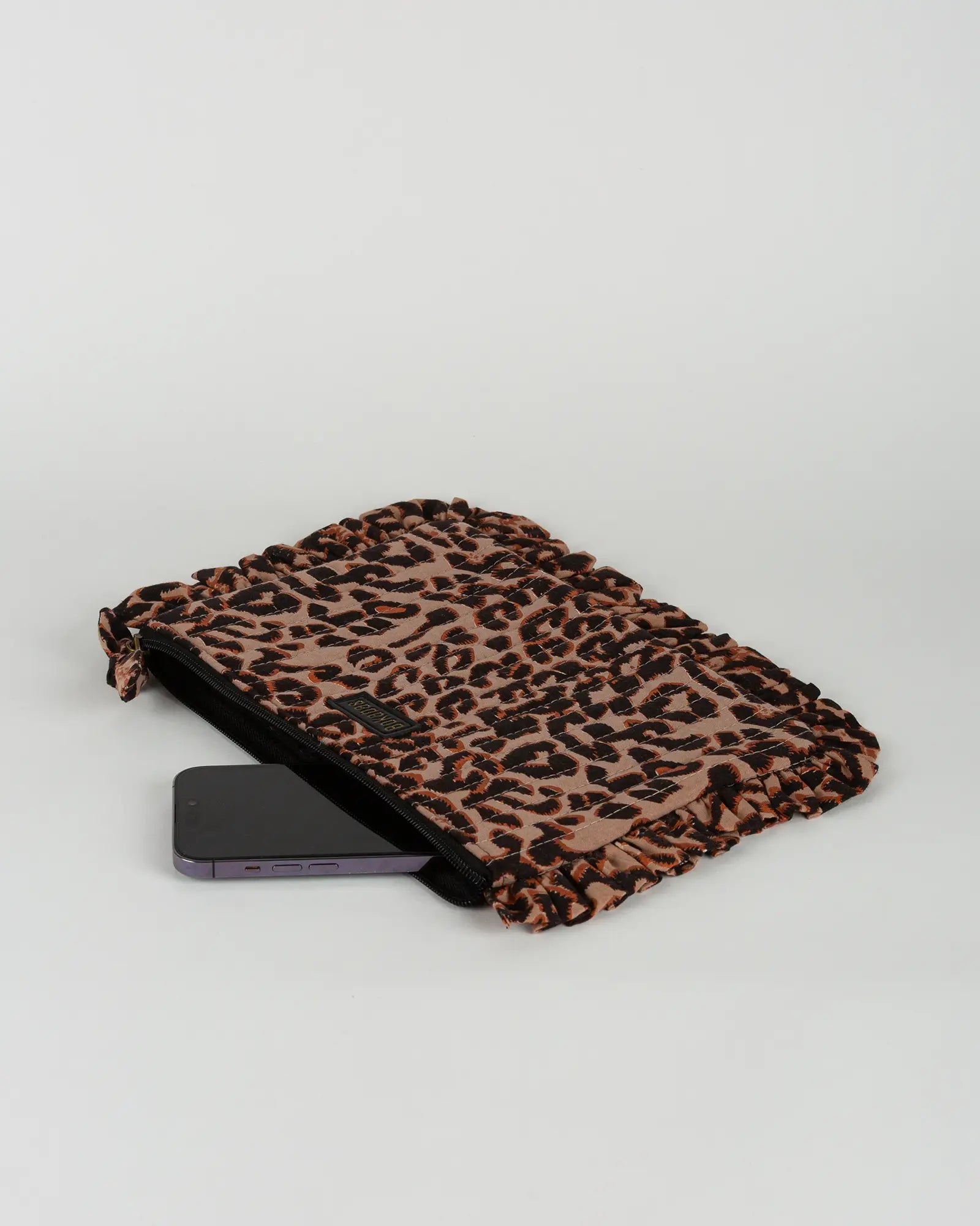Pochette matelassée à froufrous Léopard, vue de dessus – Bokabas