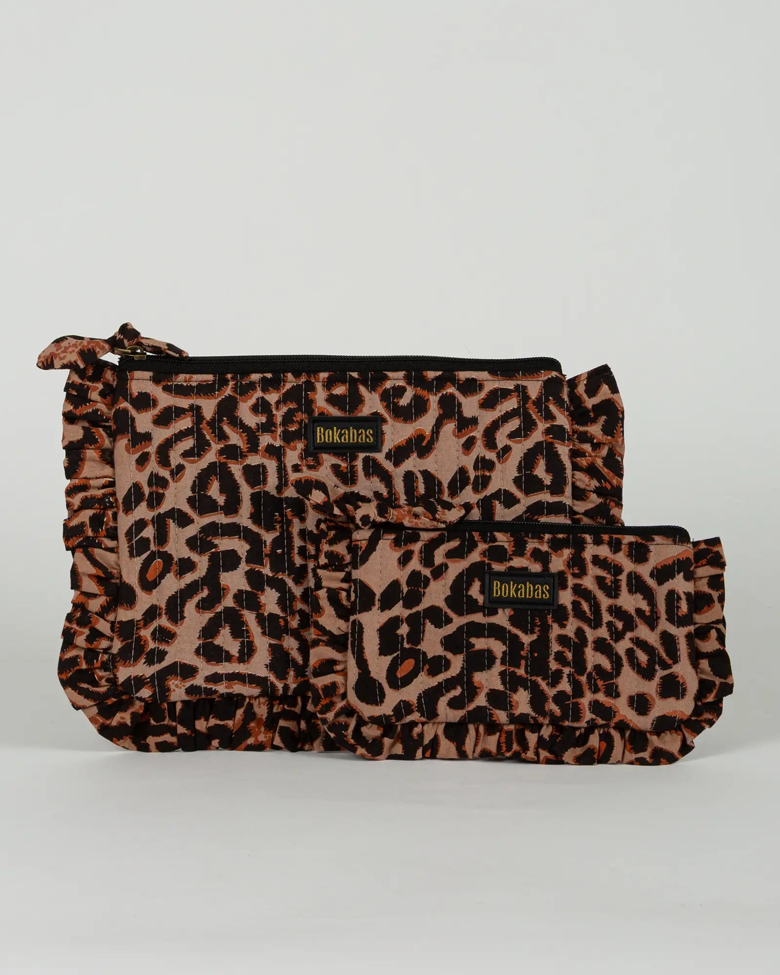 Pochette matelassée à froufrous Léopard, vue de face – Bokabas