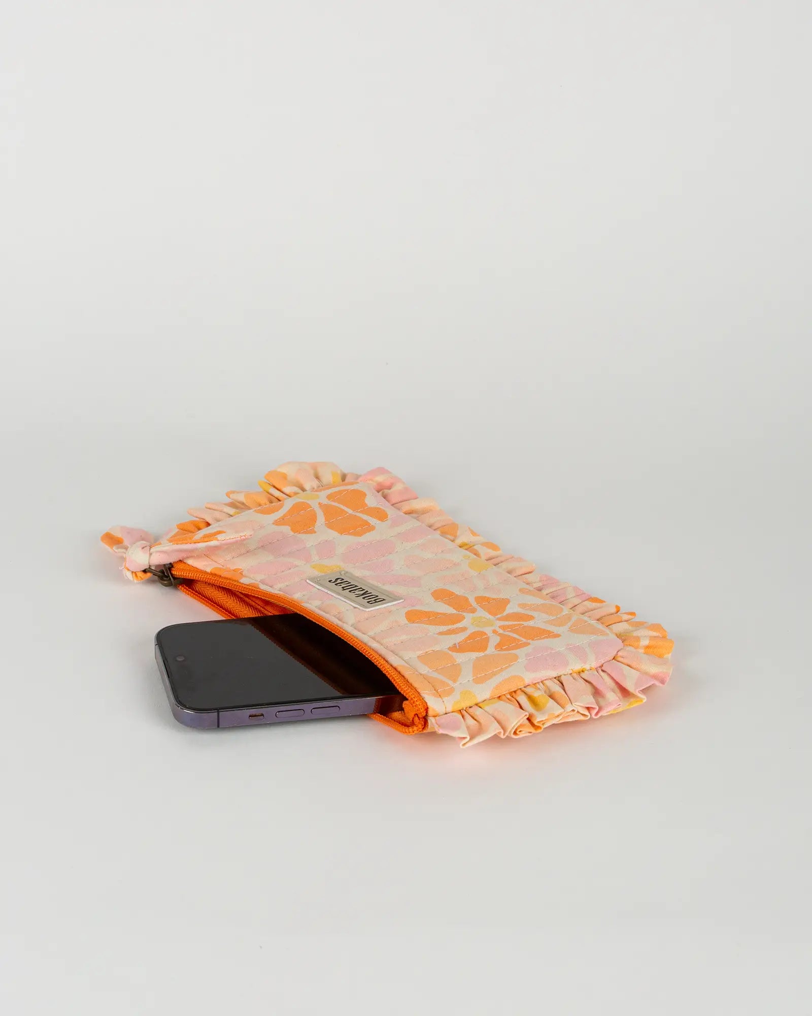Pochette matelassée à froufrous Peachy, vue de dessus – Bokabas