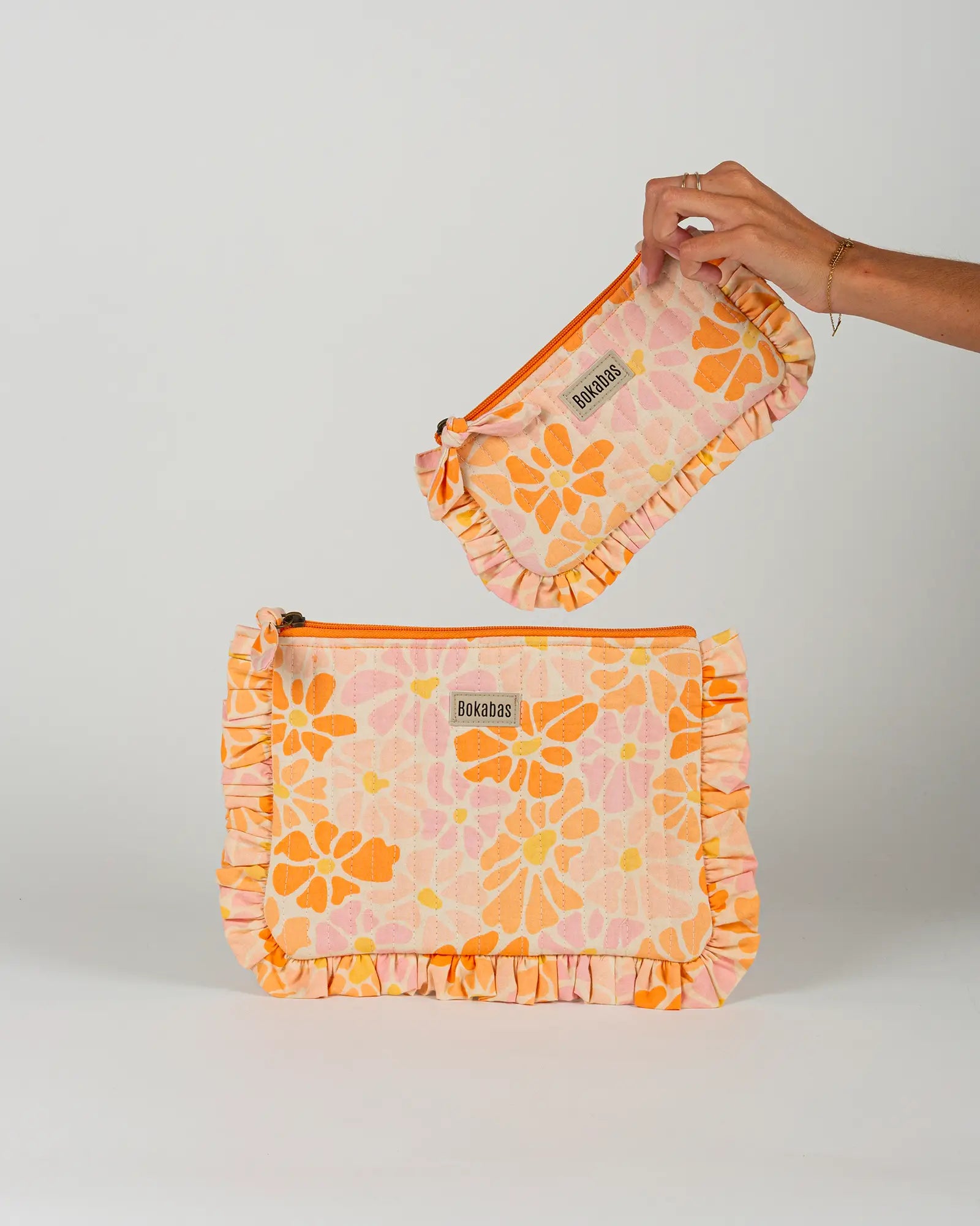 Pochette matelassée à froufrous Peachy, vue de face – Bokabas