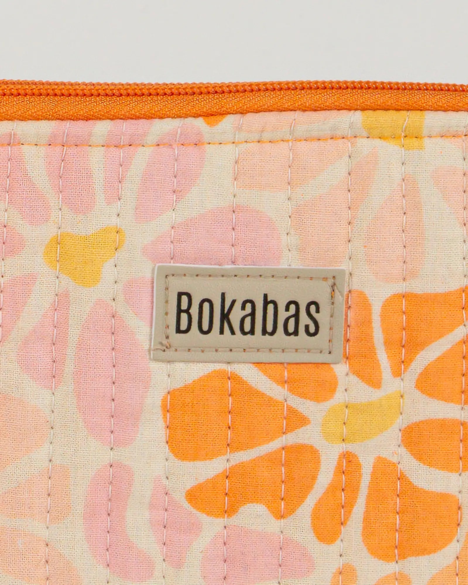 Pochette matelassée à froufrous Peachy, zoom sur la matière – Bokabas