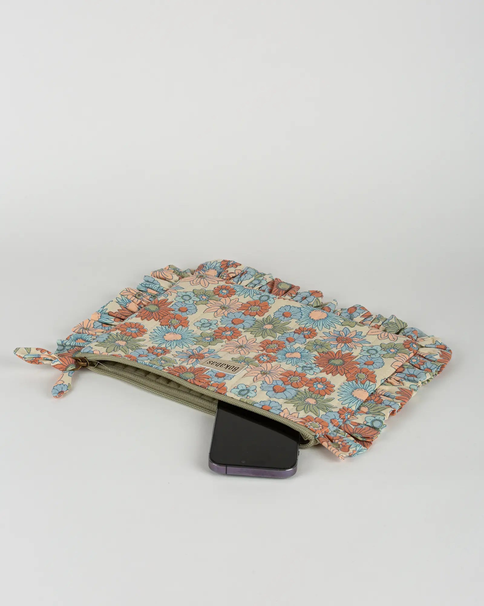 Pochette matelassée à froufrous Retro, vue de dessus – Bokabas