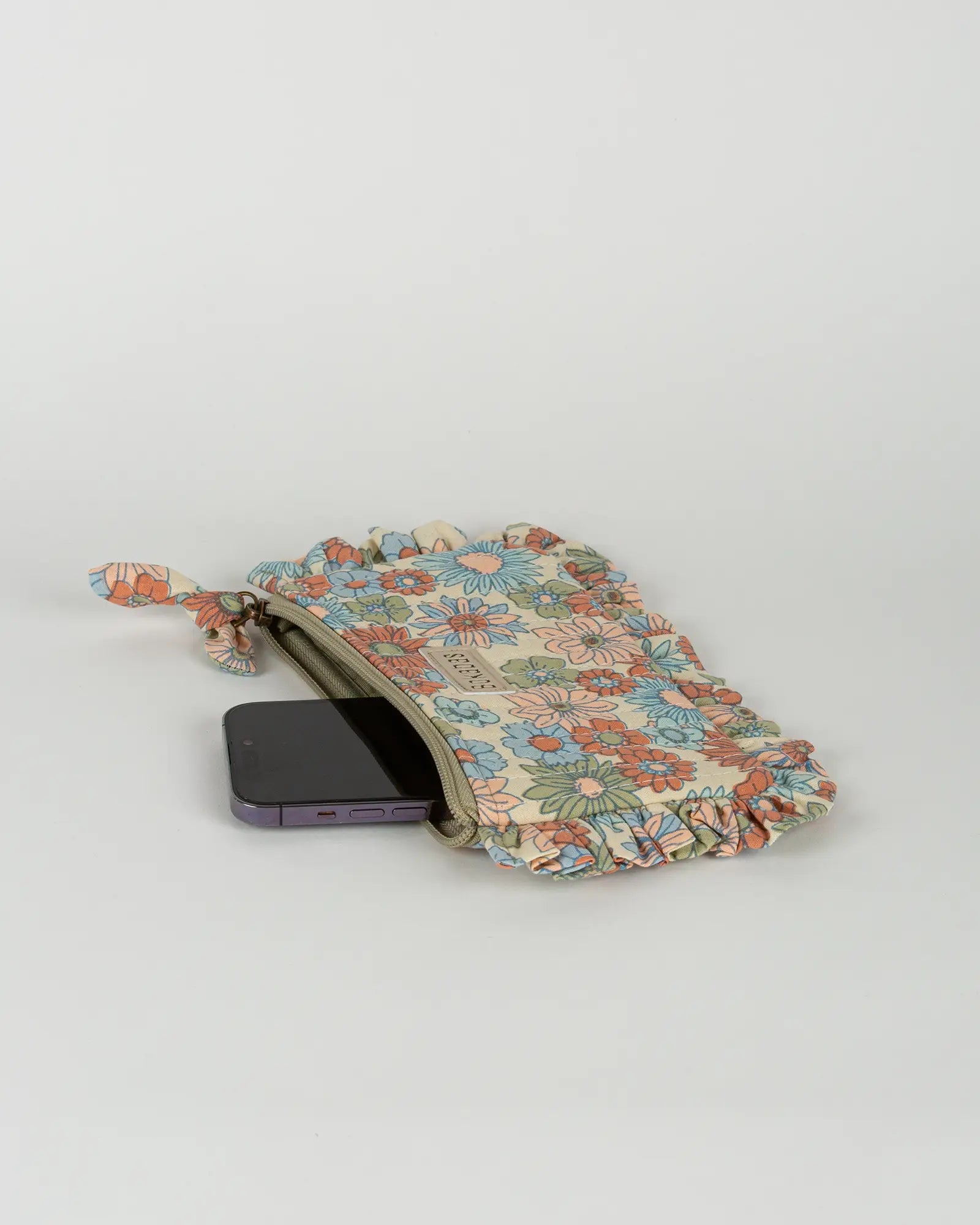 Pochette matelassée à froufrous Retro, vue de dessus – Bokabas