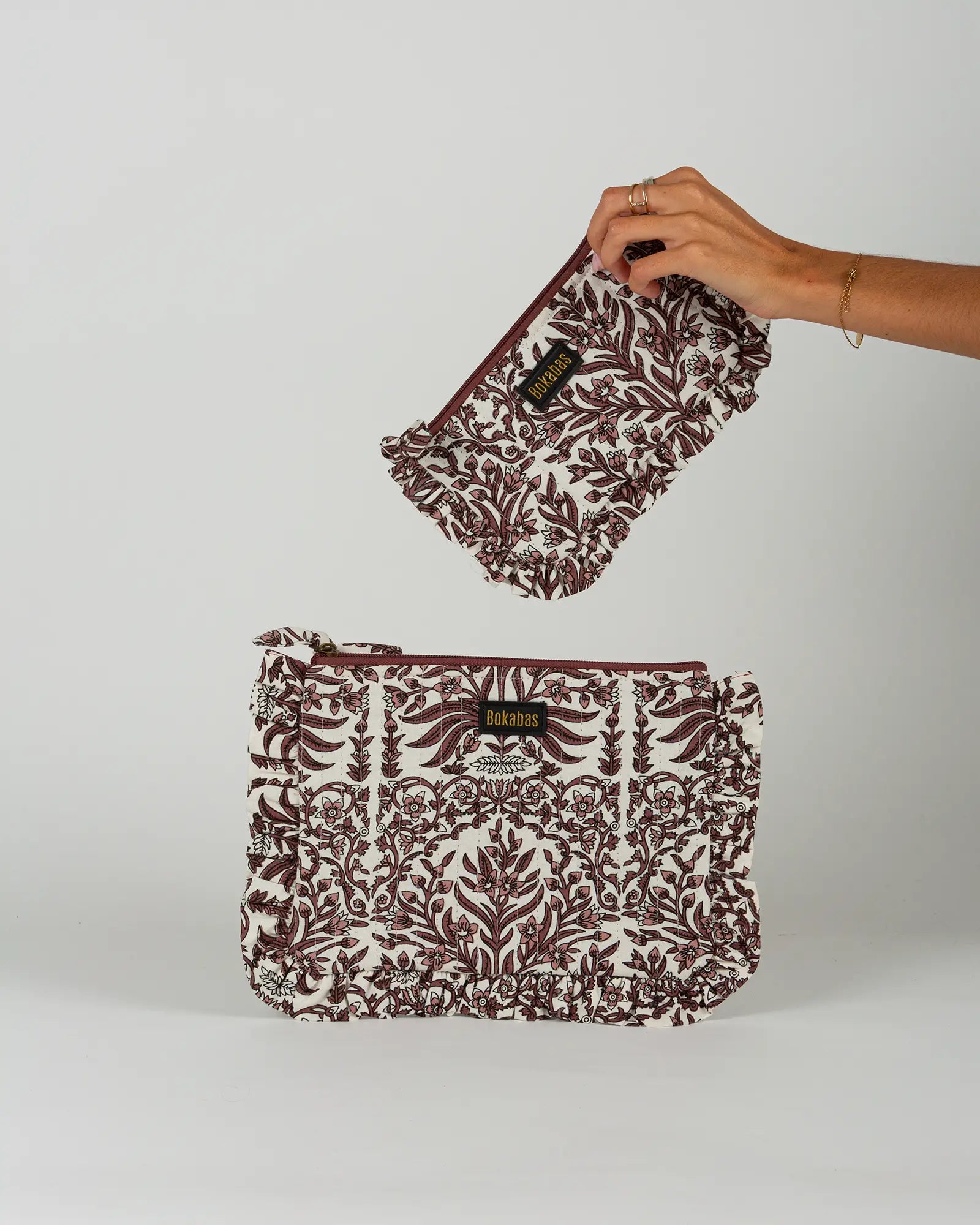 Pochette matelassée à froufrous Bokabas, imprimé Vale fleuri marron et blanc, vue de face