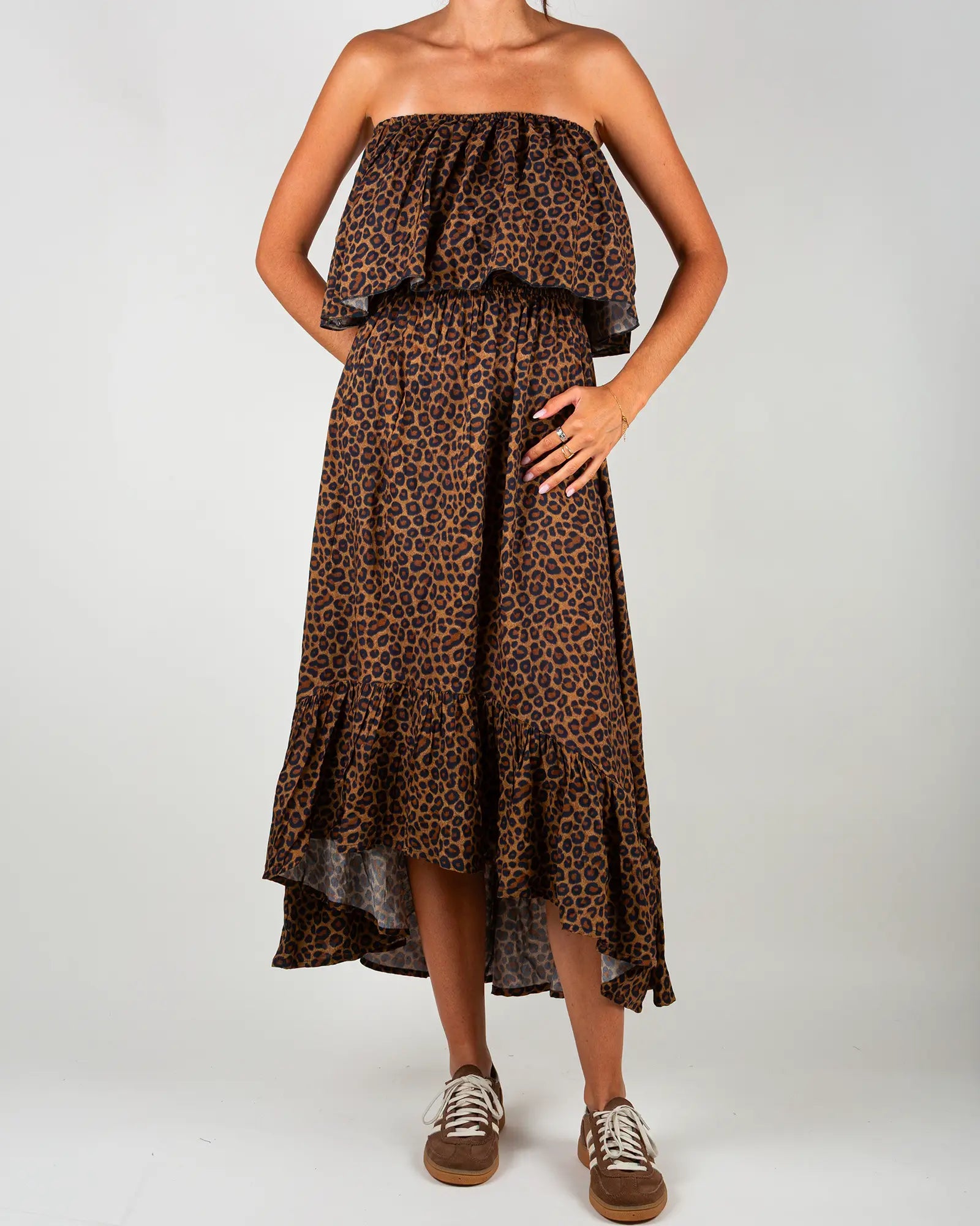 Robe épaules dénudées femme Bokabas, imprimé léopard noir et marron, seconde façon de la porter