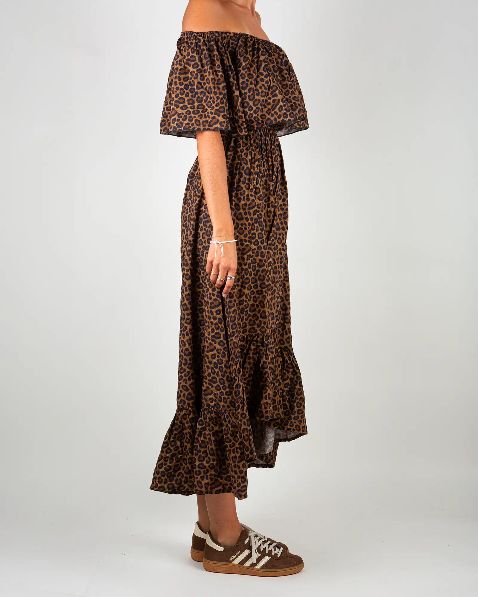 Robe épaules dénudées femme Bokabas, imprimé léopard noir et marron, vue de profil