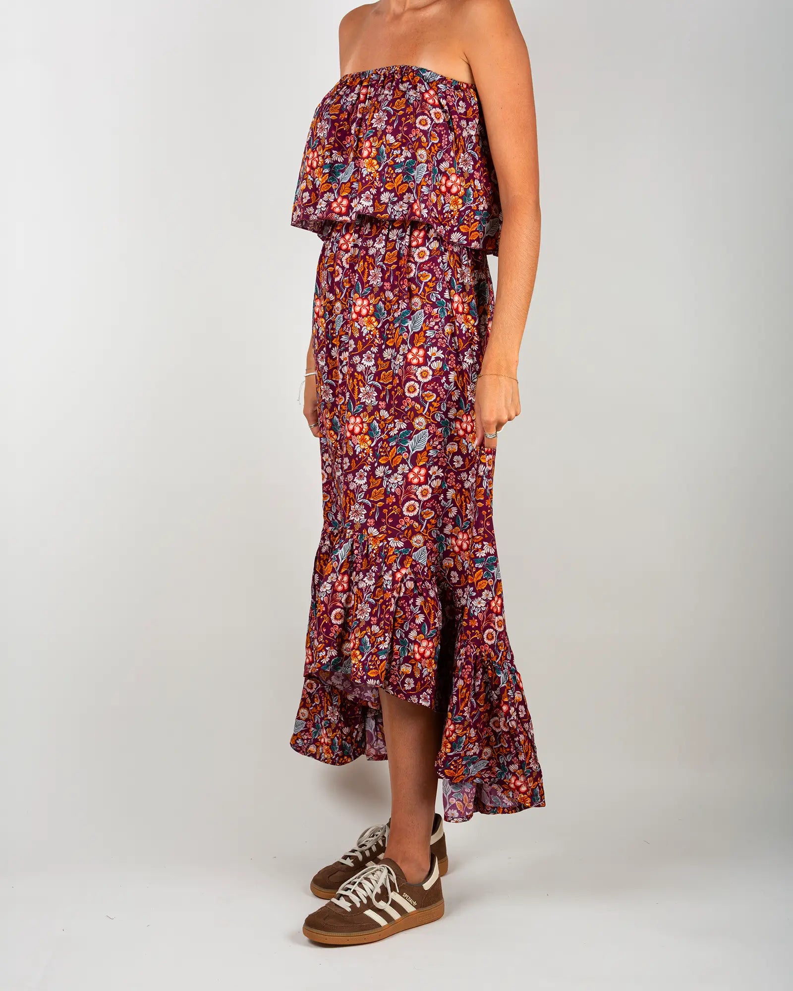Robe épaules dénudées femme Bokabas, imprimé fleuri violet Morris, vue de trois-quarts