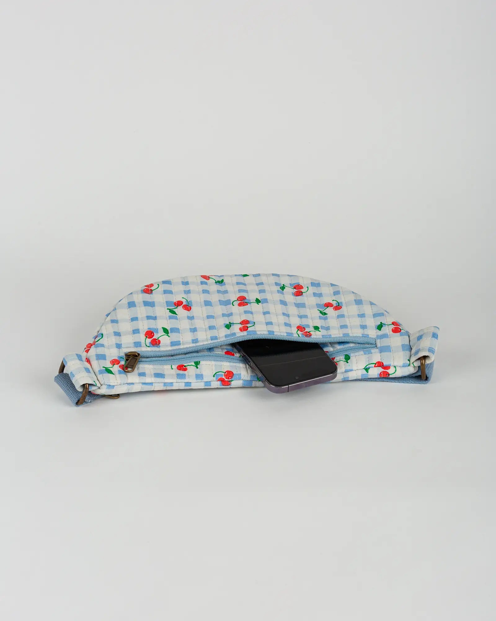 Sac banane matelassé Bokabas, imprimé Cerise vichy bleu, vue de dessus