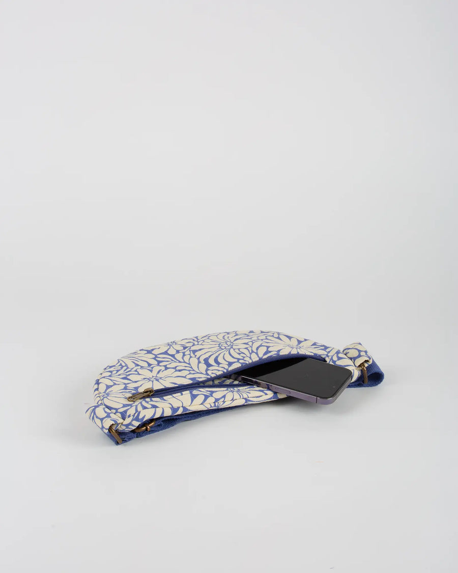 Sac banane matelassé Bokabas, imprimé Daisy fleuri bleu et beige, vue de dessus