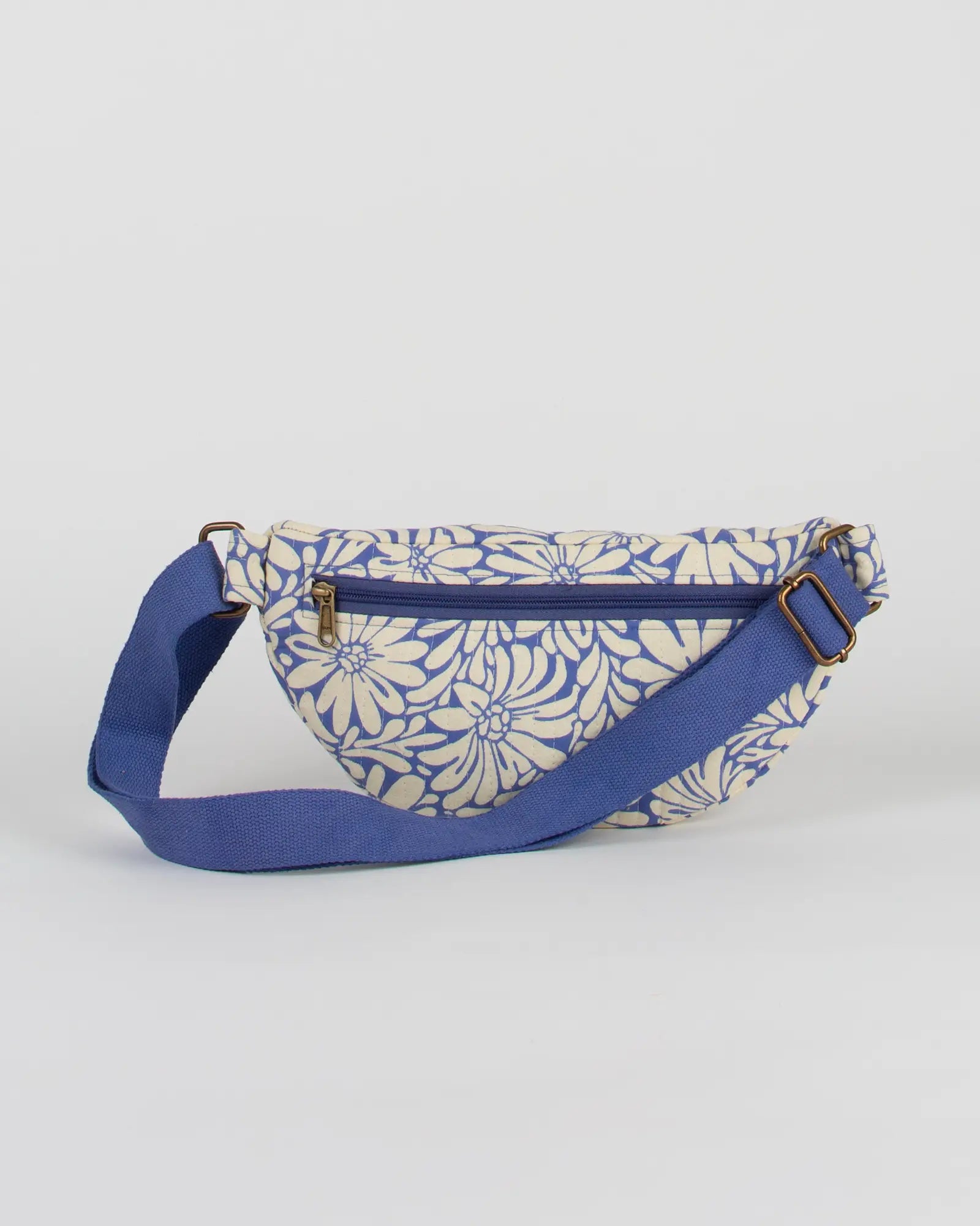 Sac banane matelassé Bokabas, imprimé Daisy fleuri bleu et beige, vue de dos