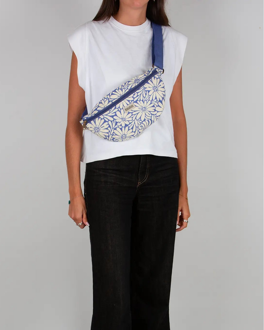 Sac banane matelassé Bokabas, imprimé Daisy fleuri bleu et beige, porté