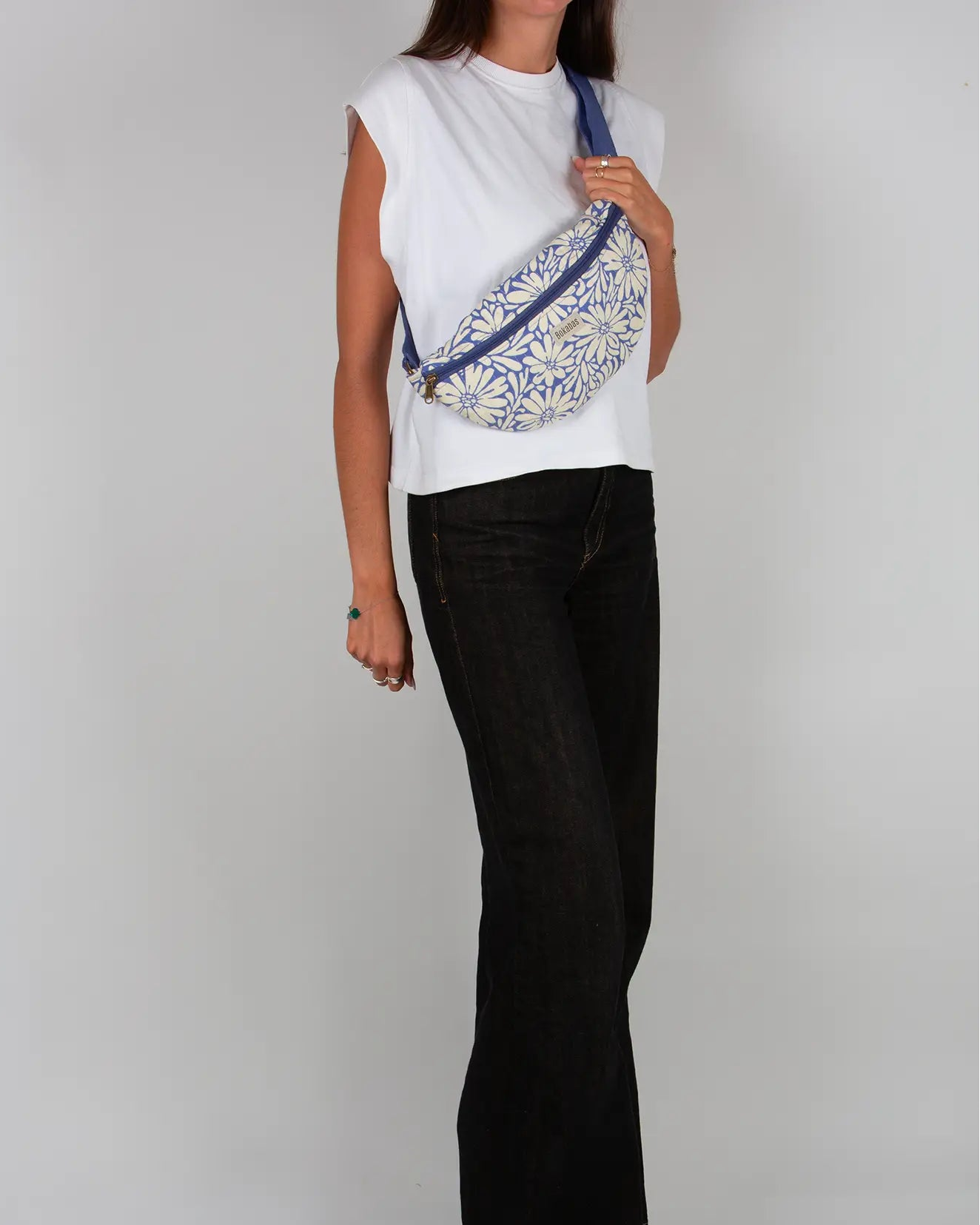Sac banane matelassé Bokabas, imprimé Daisy fleuri bleu et beige, porté