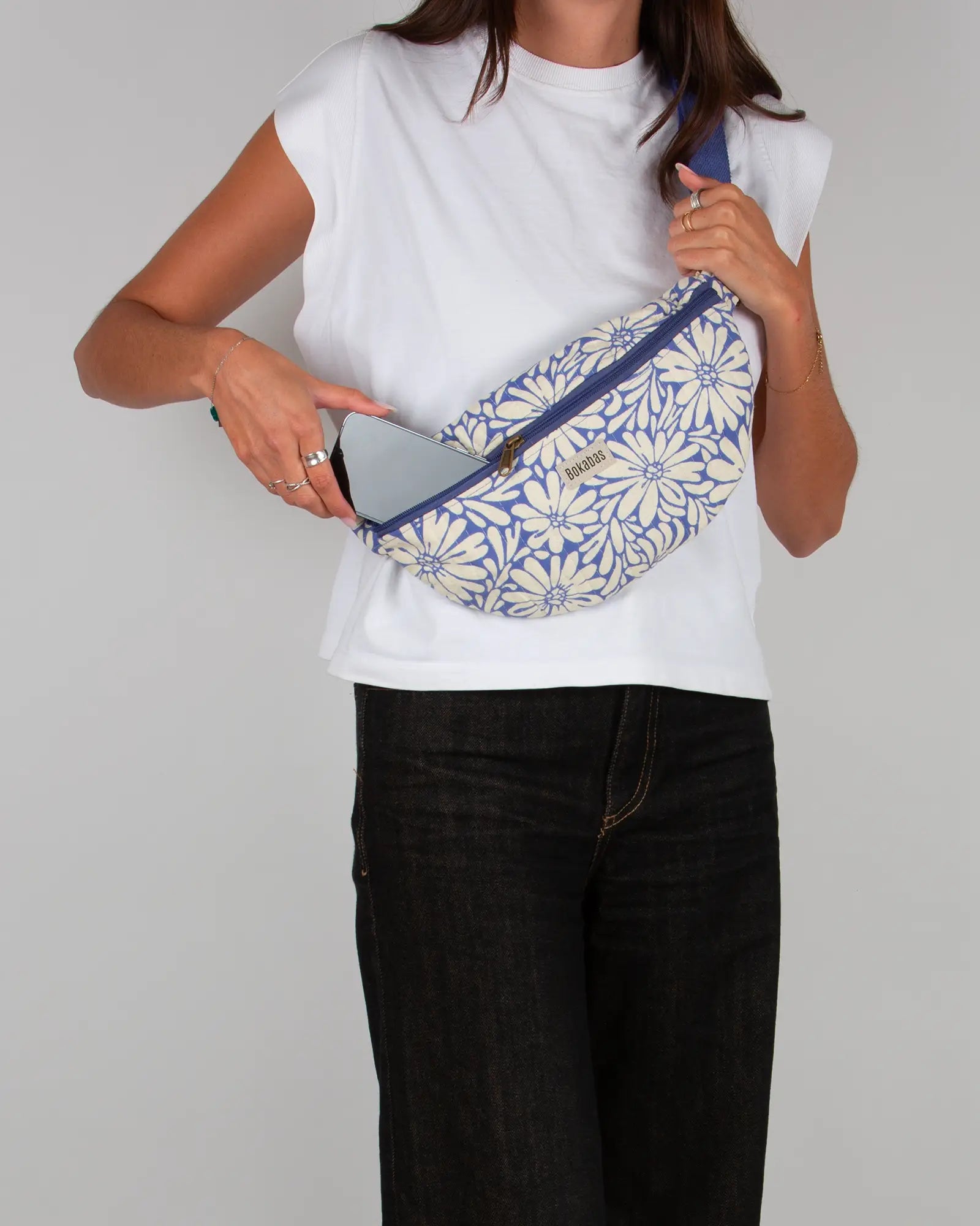 Sac banane matelassé Bokabas, imprimé Daisy fleuri bleu et beige, porté