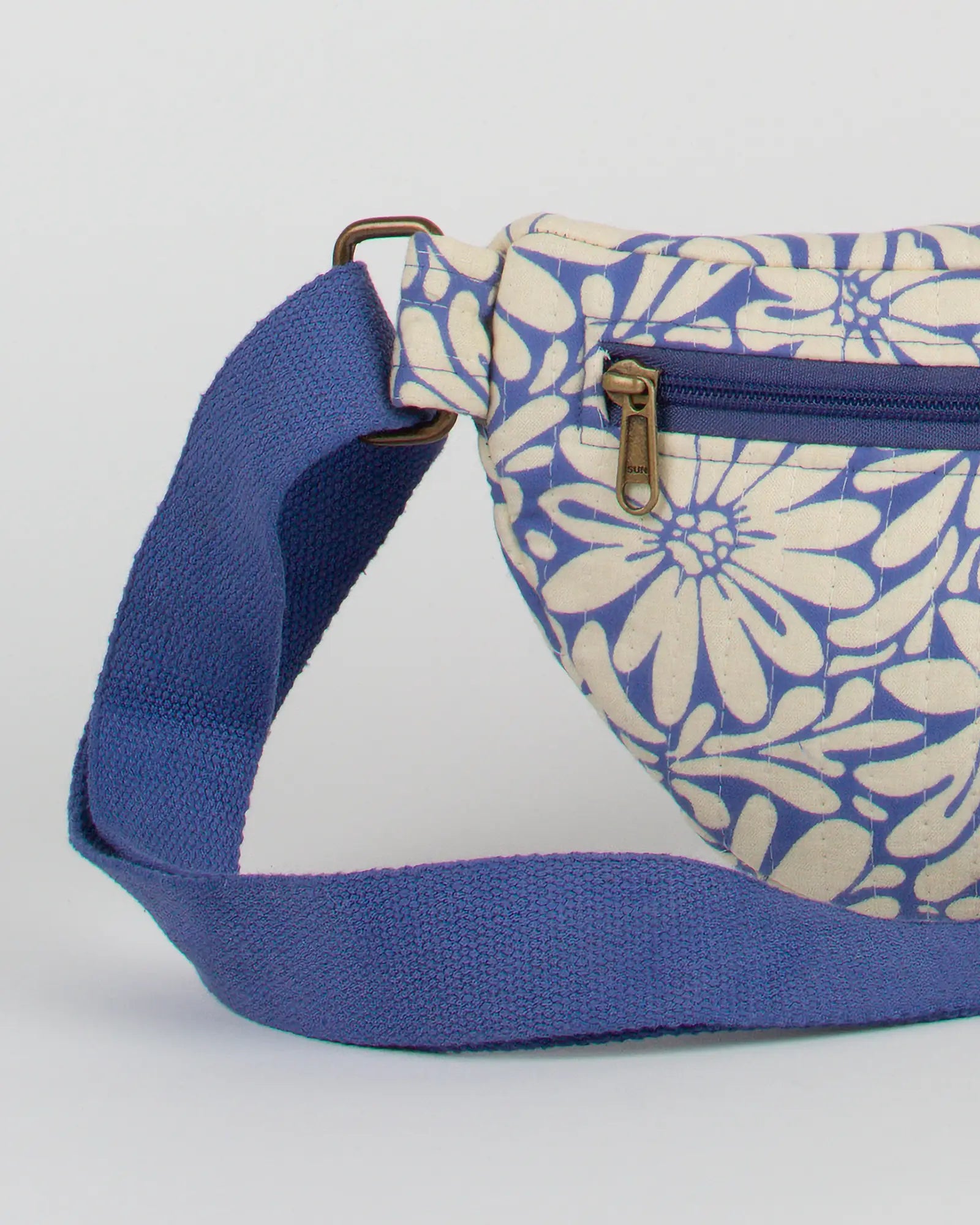 Sac banane matelassé Bokabas, imprimé Daisy fleuri bleu et beige, zoom sur la matière