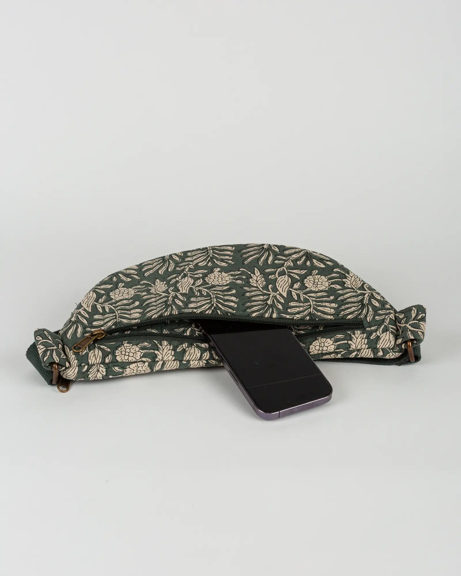 Sac banane matelassé Bokabas, imprimé Dema vert kaki, vue de dessus