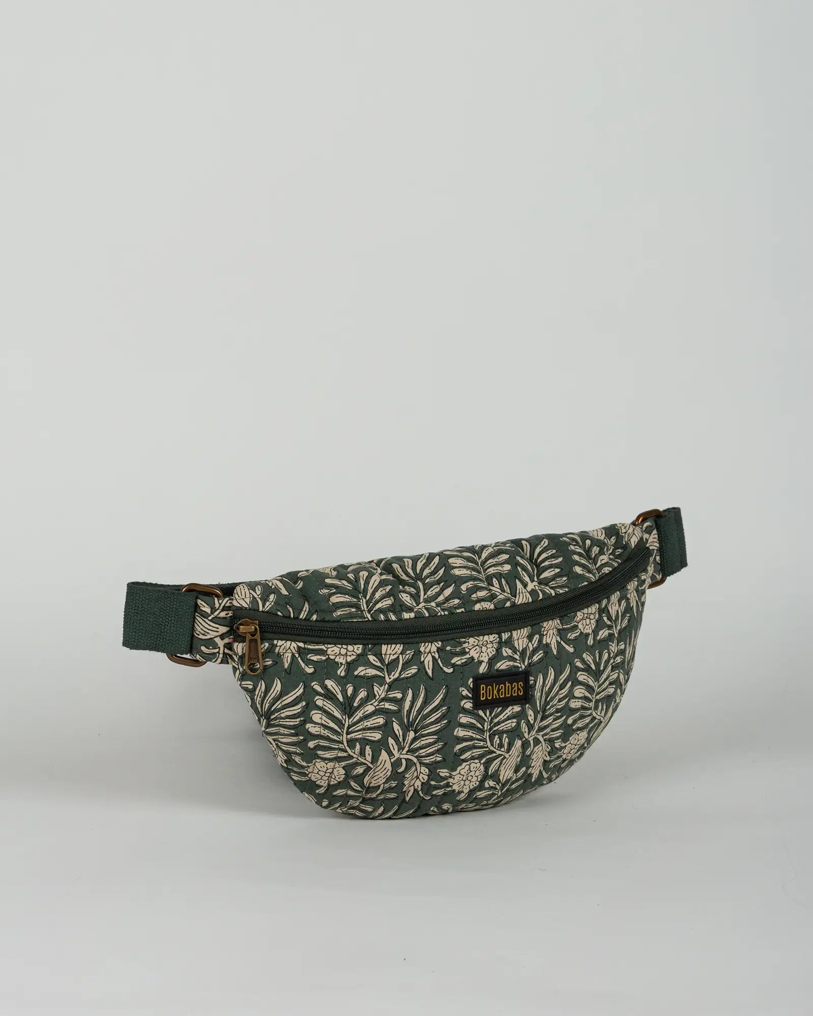 Sac banane matelassé Bokabas, imprimé Dema vert kaki, vue de trois-quarts