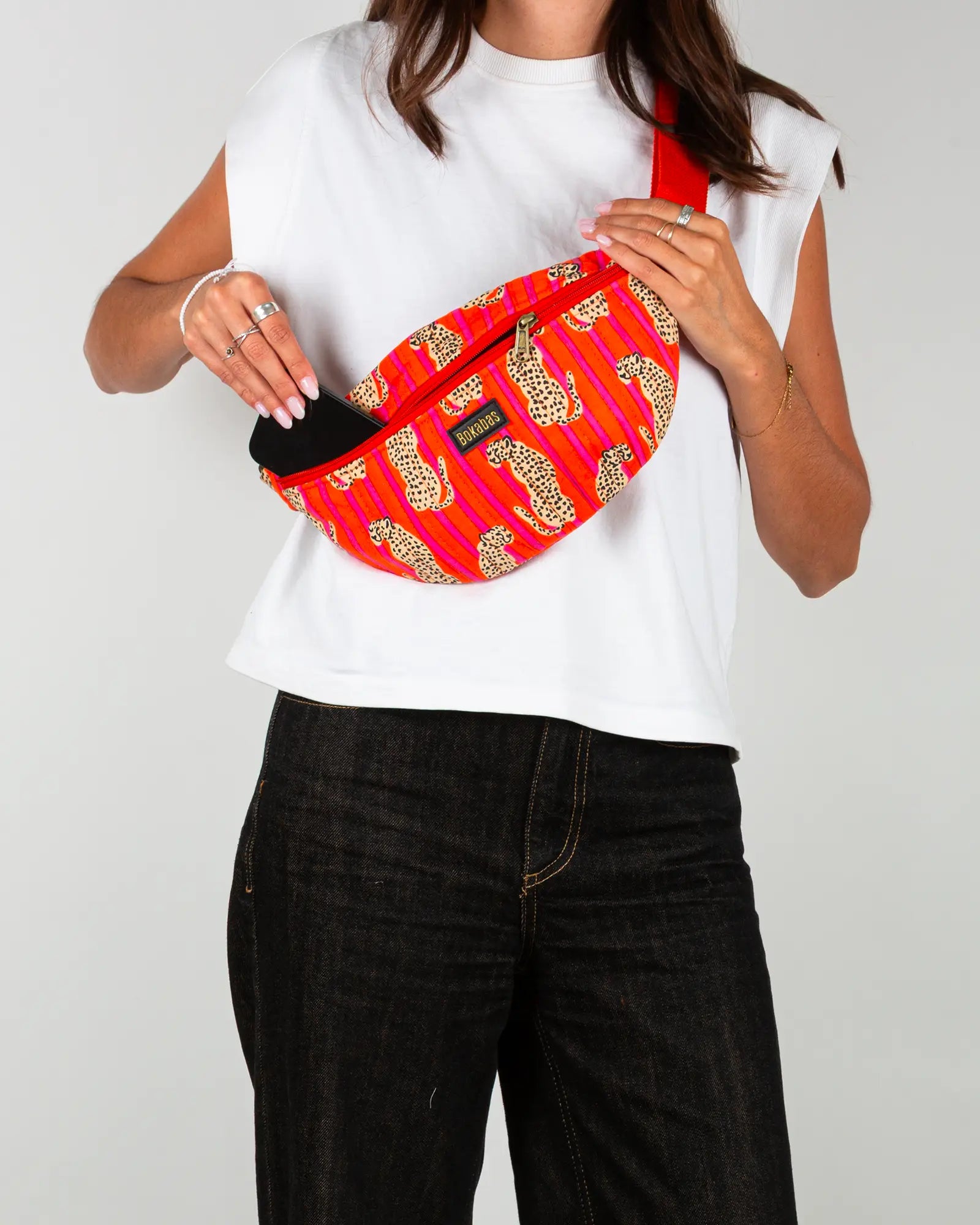 Sac banane matelassé Bokabas, imprimé Guépard rayé orange et rose, porté