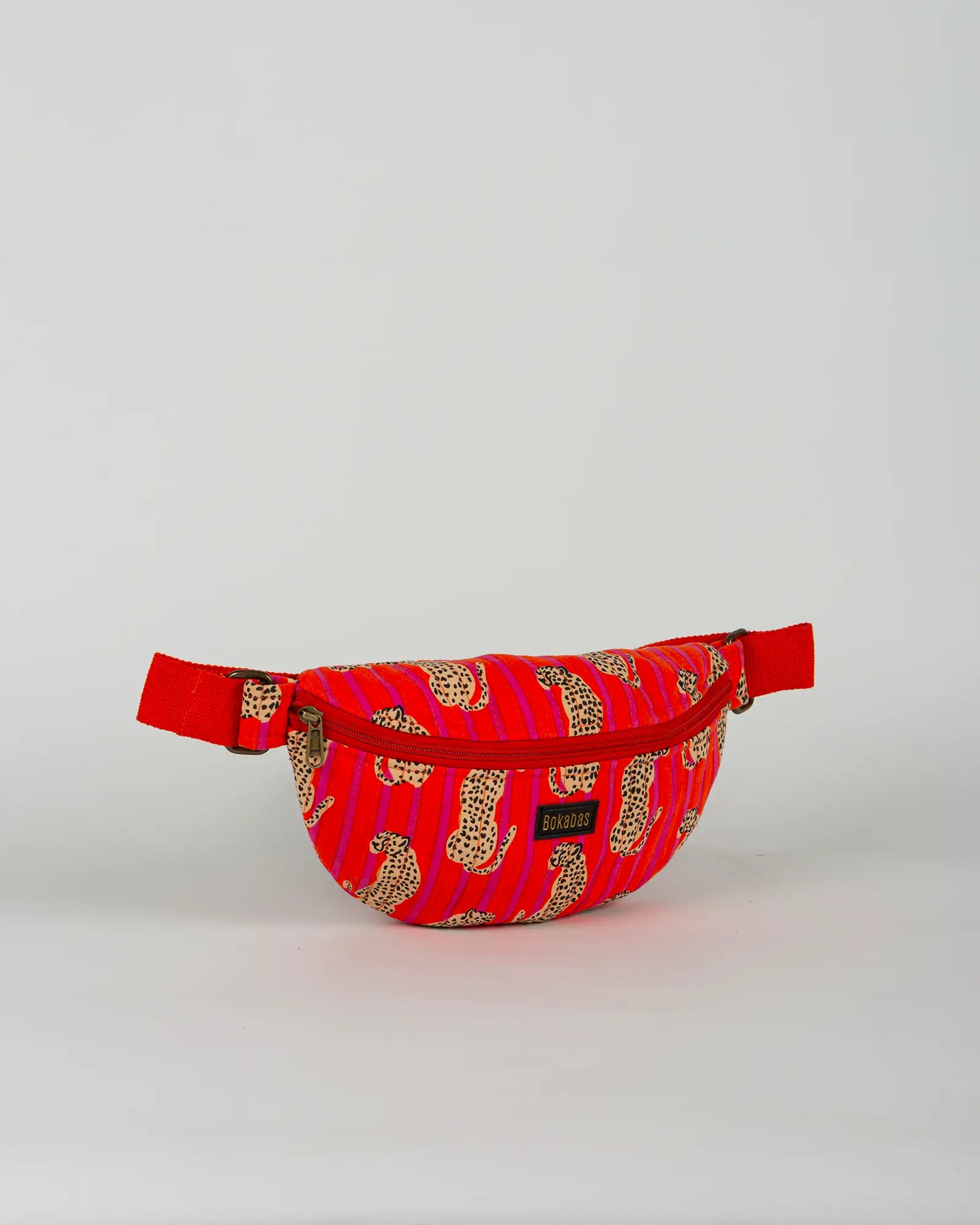 Sac banane matelassé Bokabas, imprimé Guépard rayé orange et rose, vue de trois-quarts