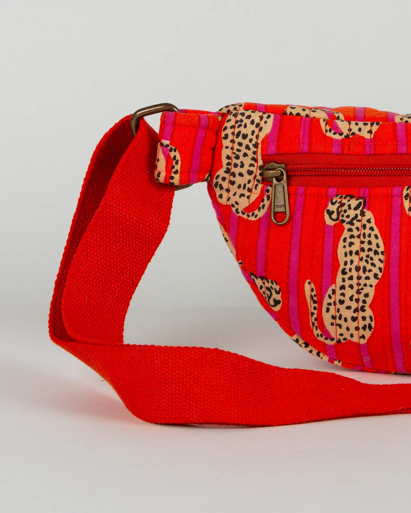 Sac banane matelassé Bokabas, imprimé Guépard rayé orange et rose, zoom sur la matière