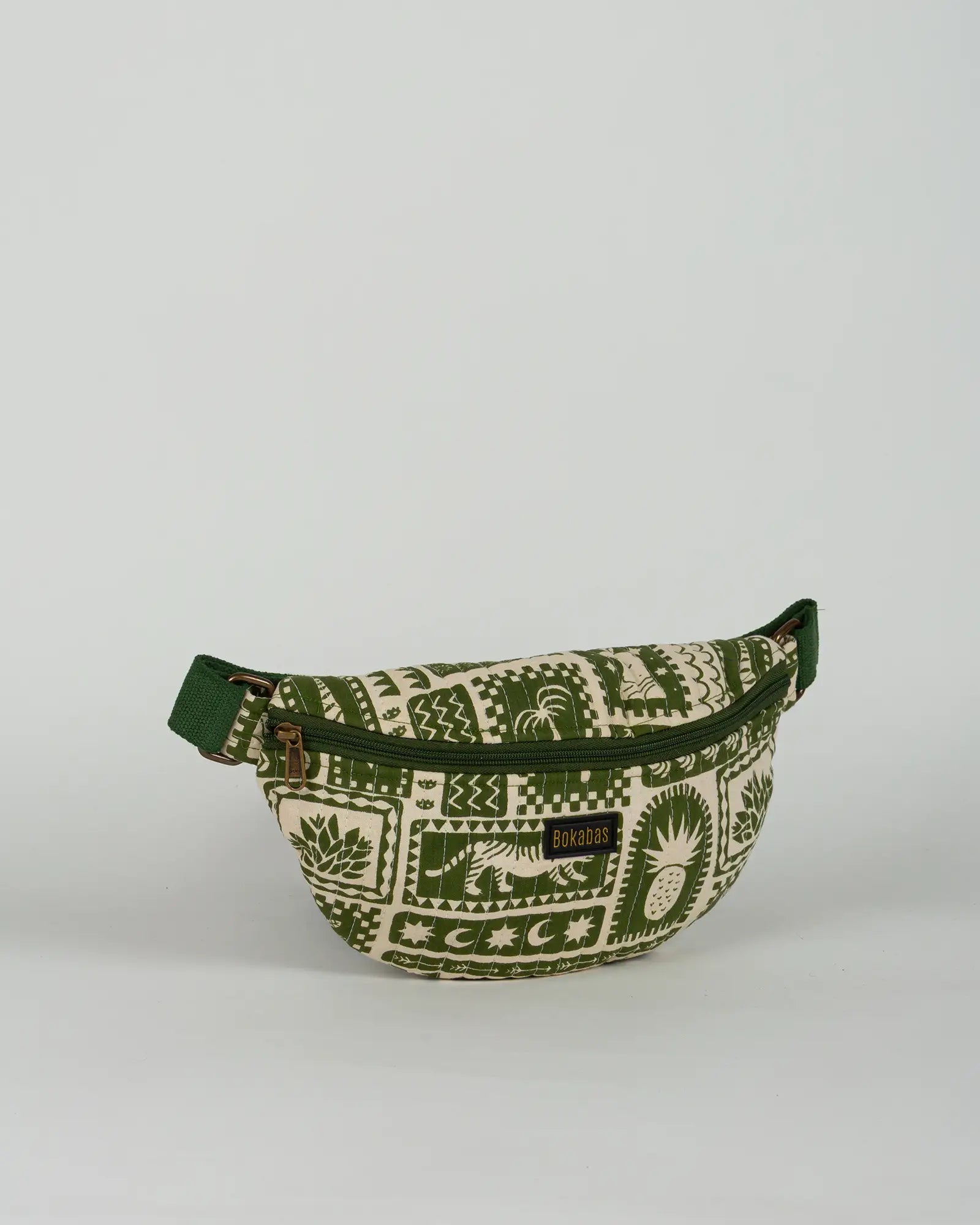 Sac banane matelassé Bokabas, imprimé Art vert kaki et beige, vue de trois-quarts