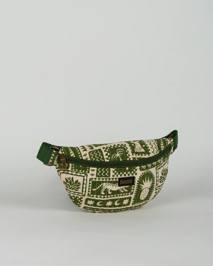 Sac banane matelassé Bokabas, imprimé Art vert kaki et beige, vue de trois-quarts