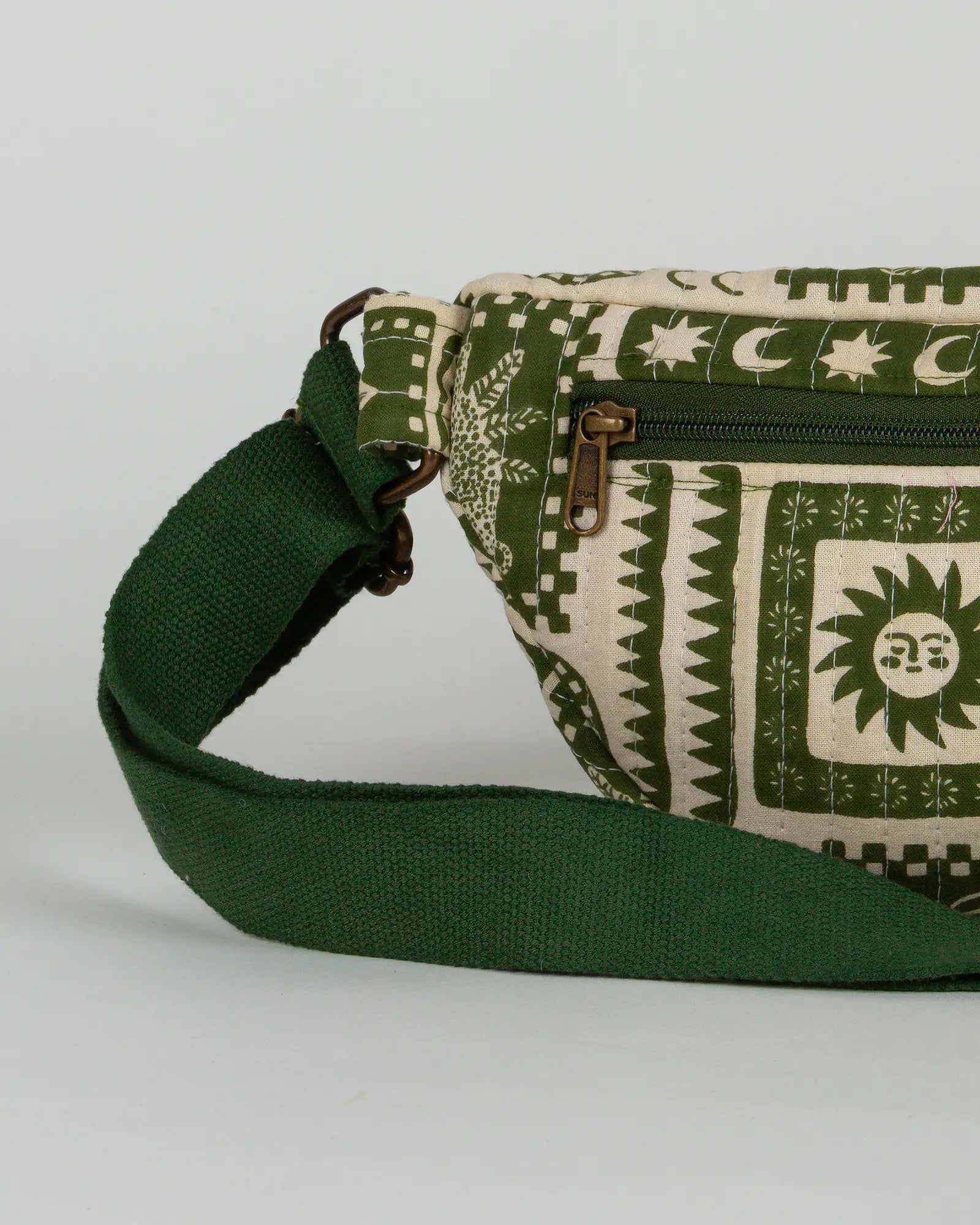 Sac banane matelassé Bokabas, imprimé Art vert kaki et beige, zoom sur la matière