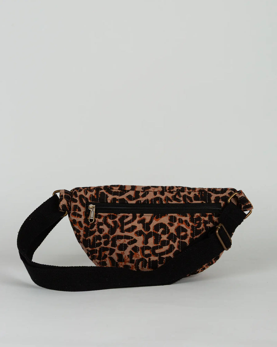 Sac banane matelassé Bokabas, imprimé léopard noir et marron, vue de dos
