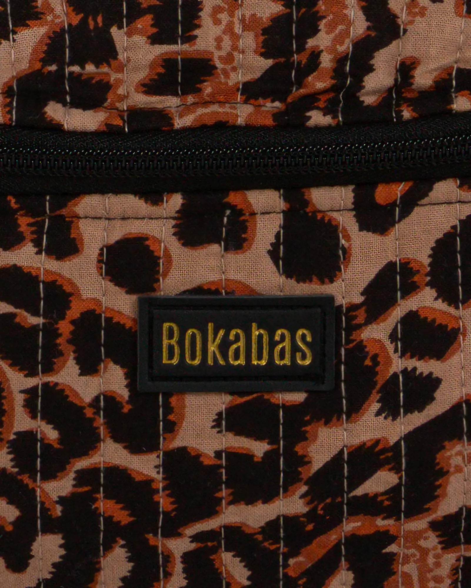 Sac banane matelassé Bokabas, imprimé léopard noir et marron, zoom sur la matière