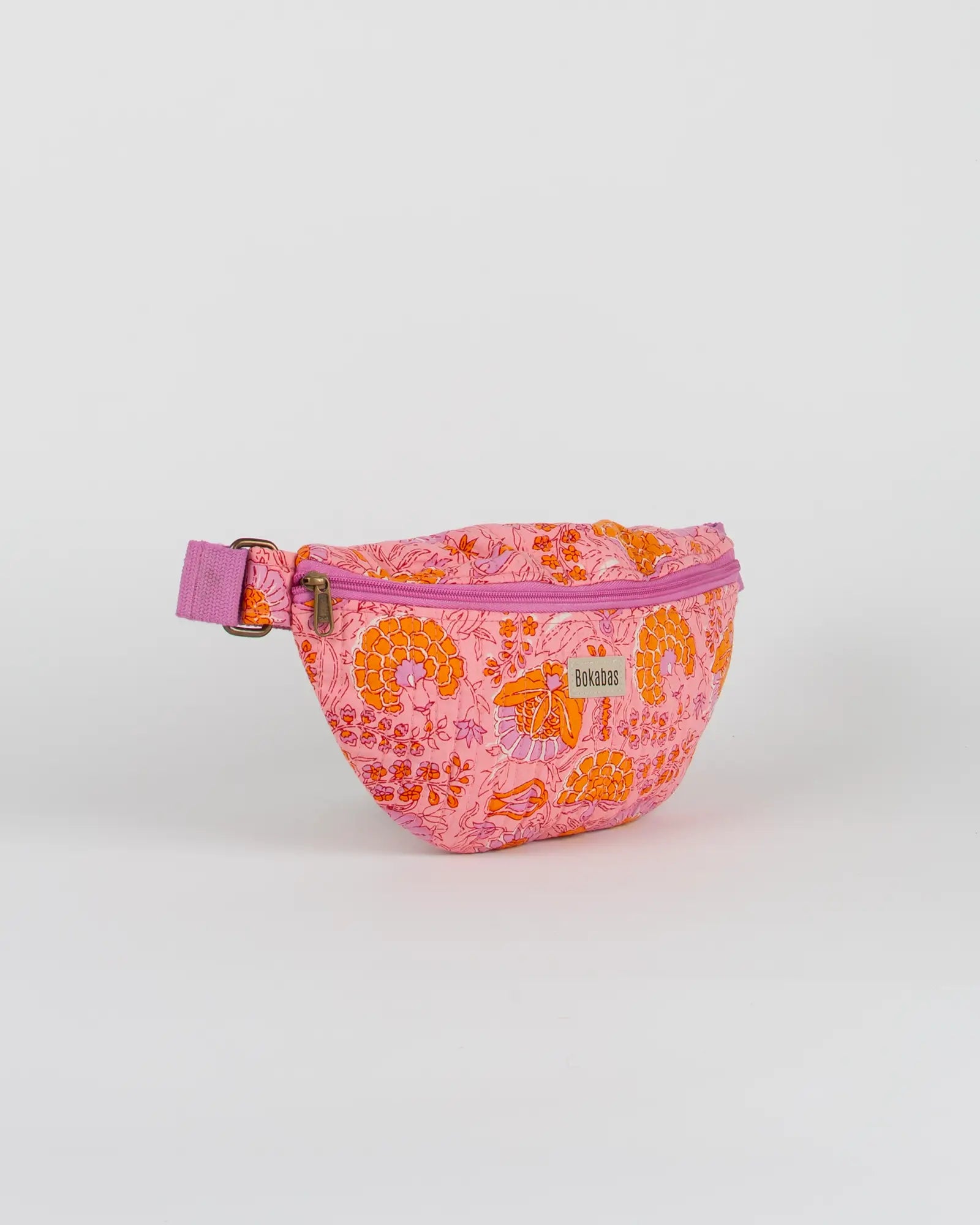 Sac banane matelassé Bokabas, imprimé Marie rose fleuri, vue de trois-quarts