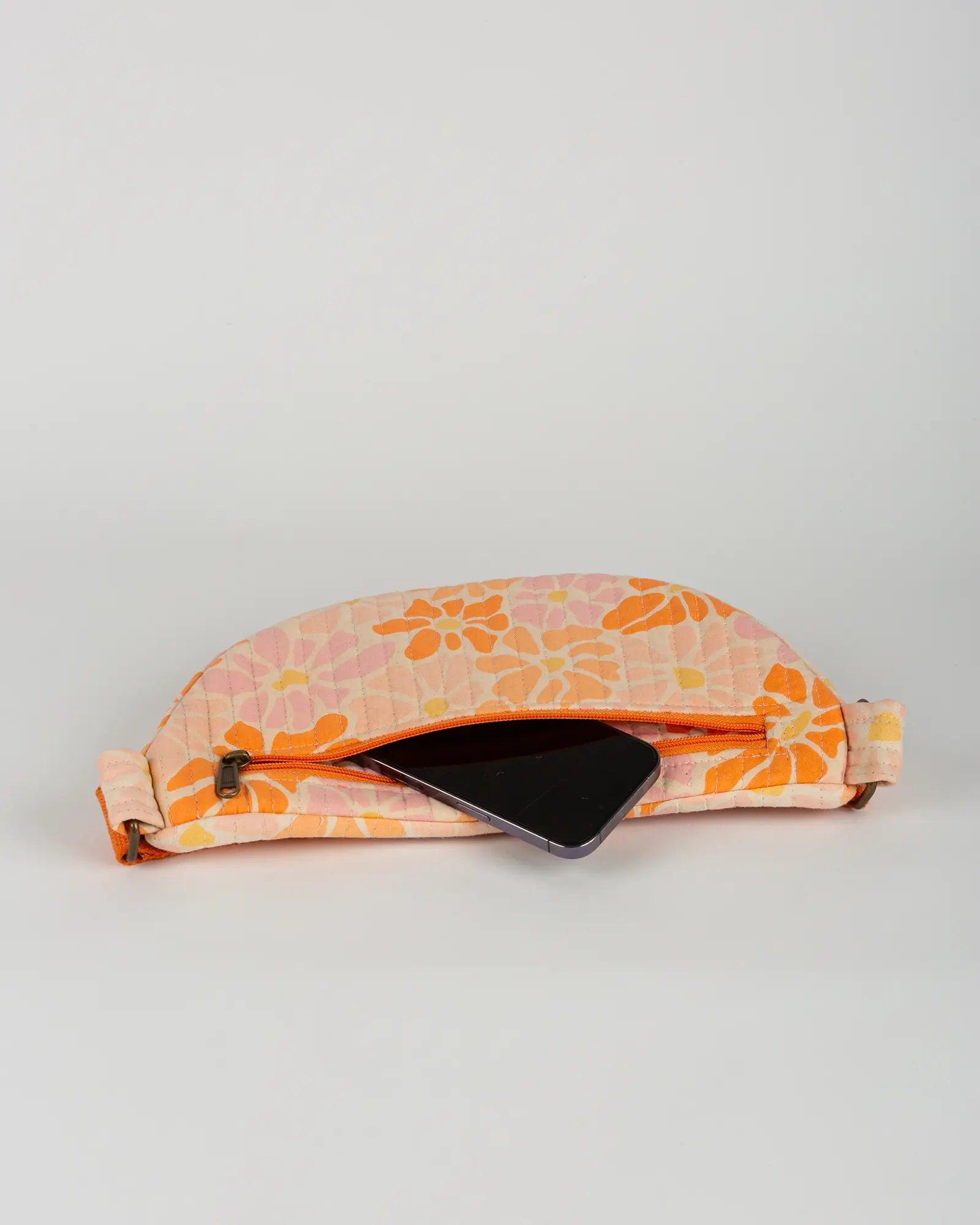 Sac banane matelassé Bokabas, imprimé Peachy fleuri orange, vue de dessus