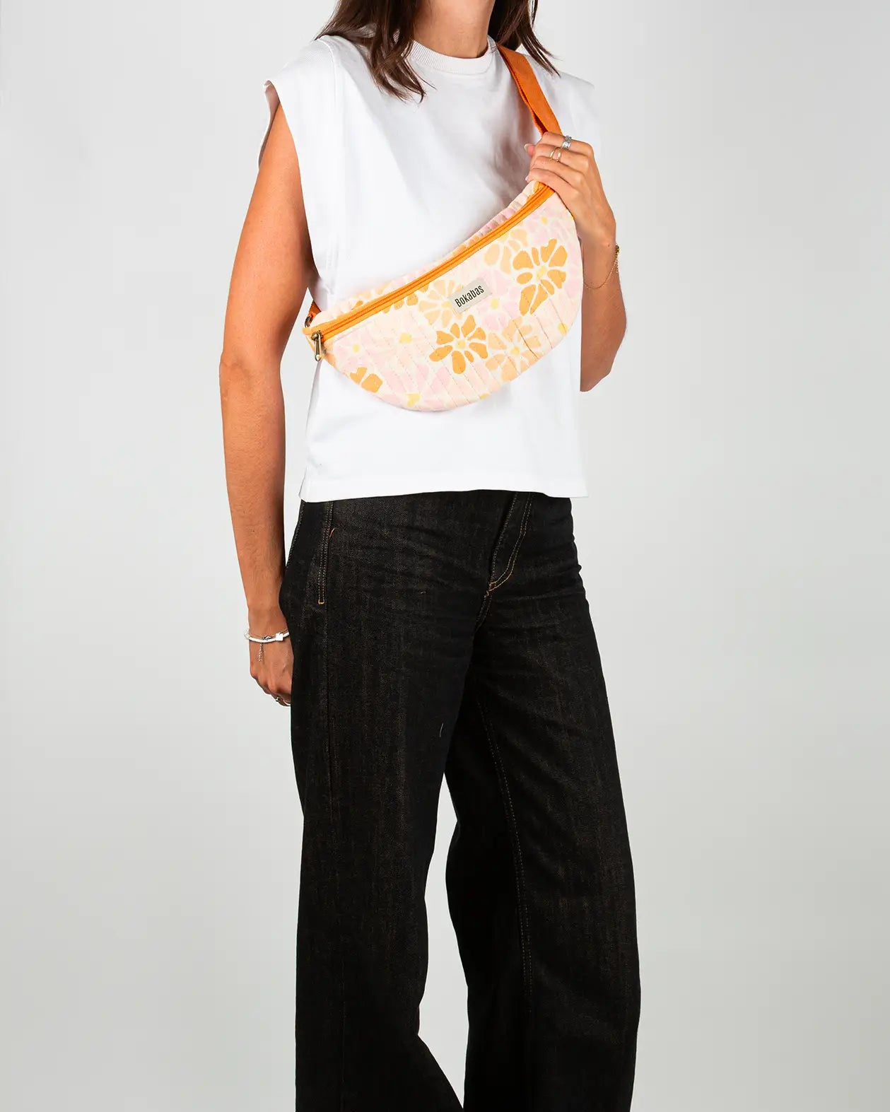 Sac banane matelassé Bokabas, imprimé Peachy fleuri orange, porté