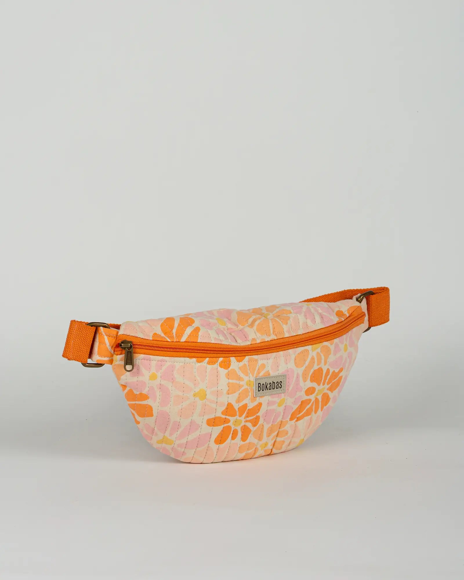 Sac banane matelassé Bokabas, imprimé Peachy fleuri orange, vue de trois-quarts