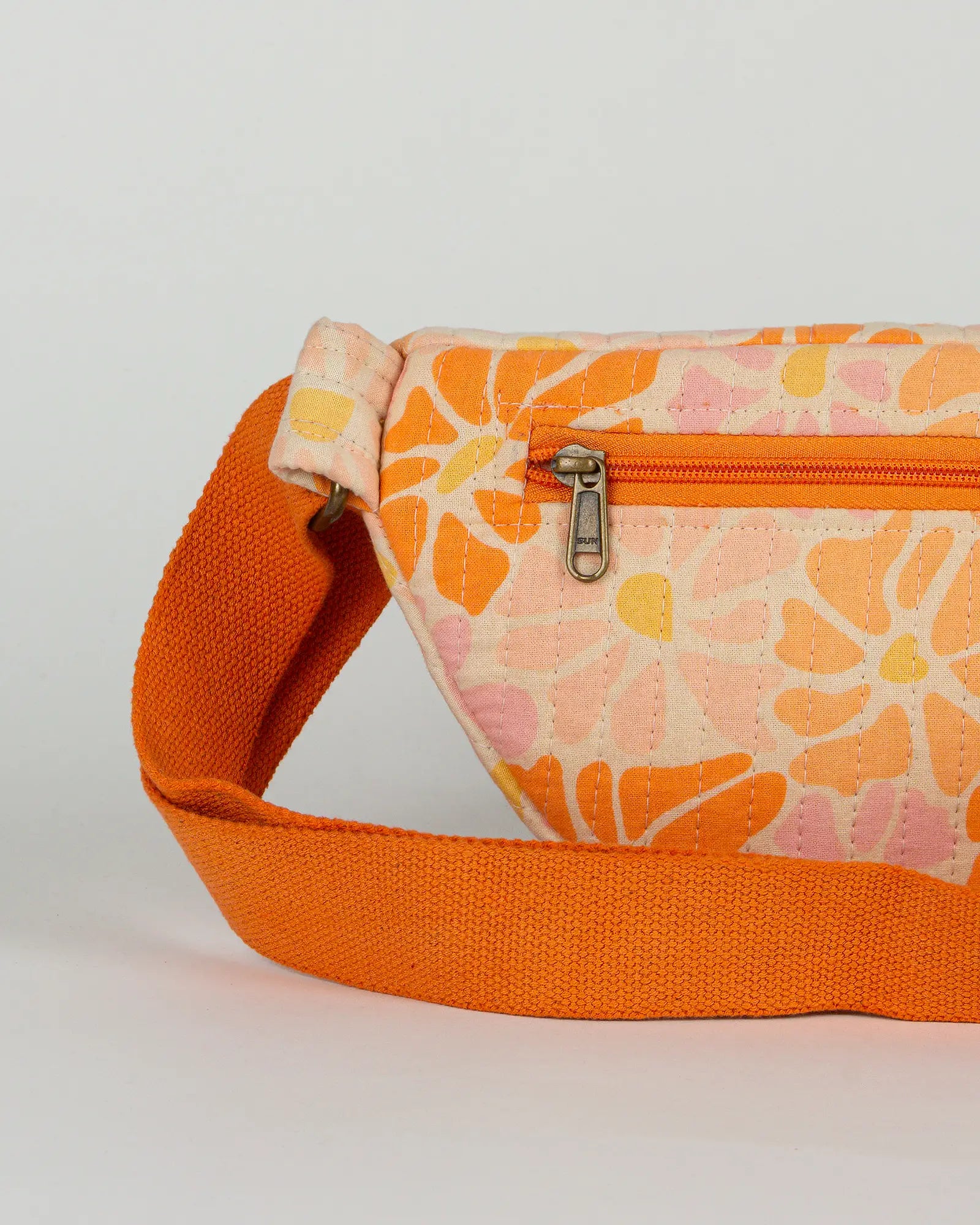 Sac banane matelassé Bokabas, imprimé Peachy fleuri orange, zoom sur la matière