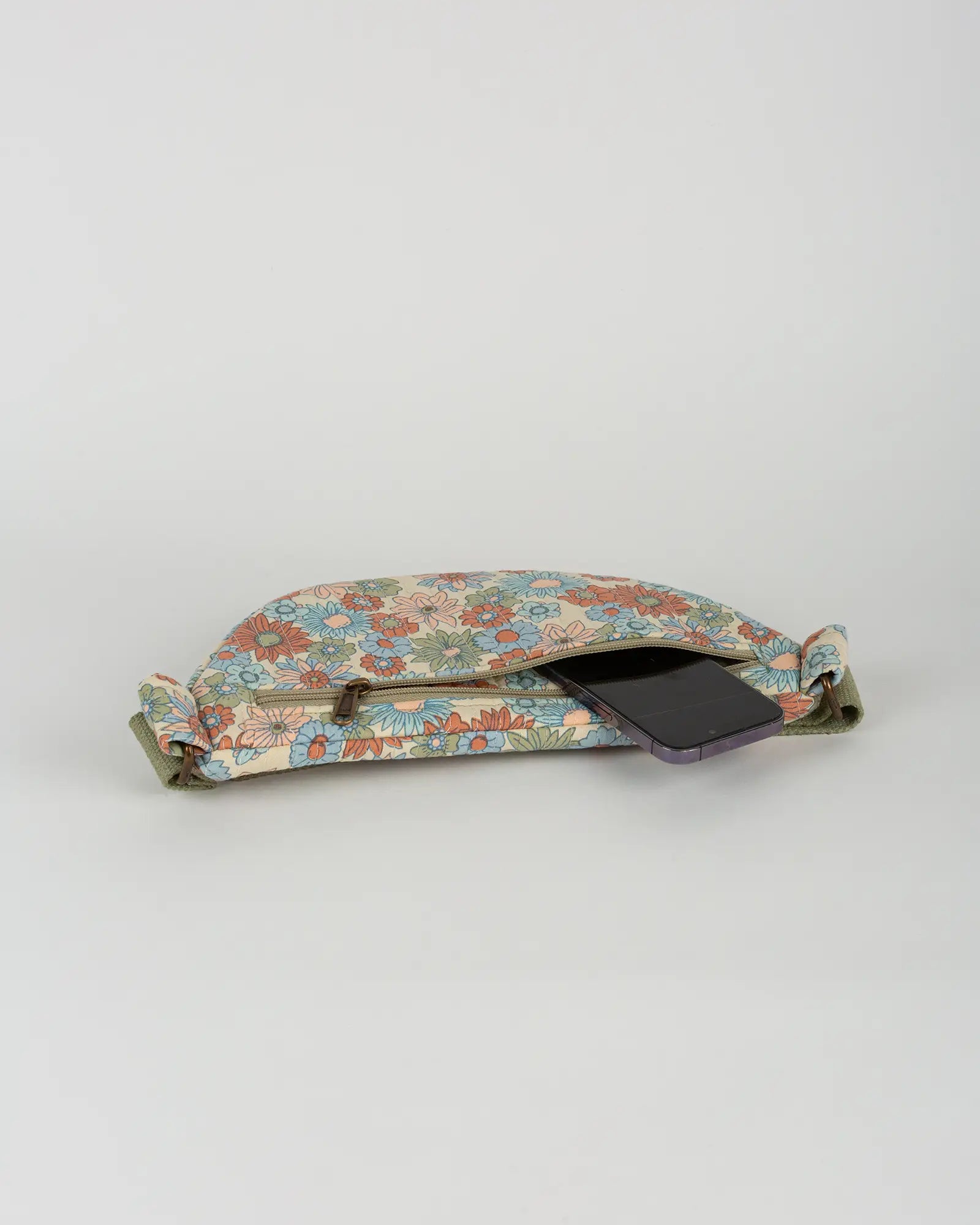 Sac banane matelassé Bokabas, imprimé Rétro liberty vert, bleu et orange, vue de dessus