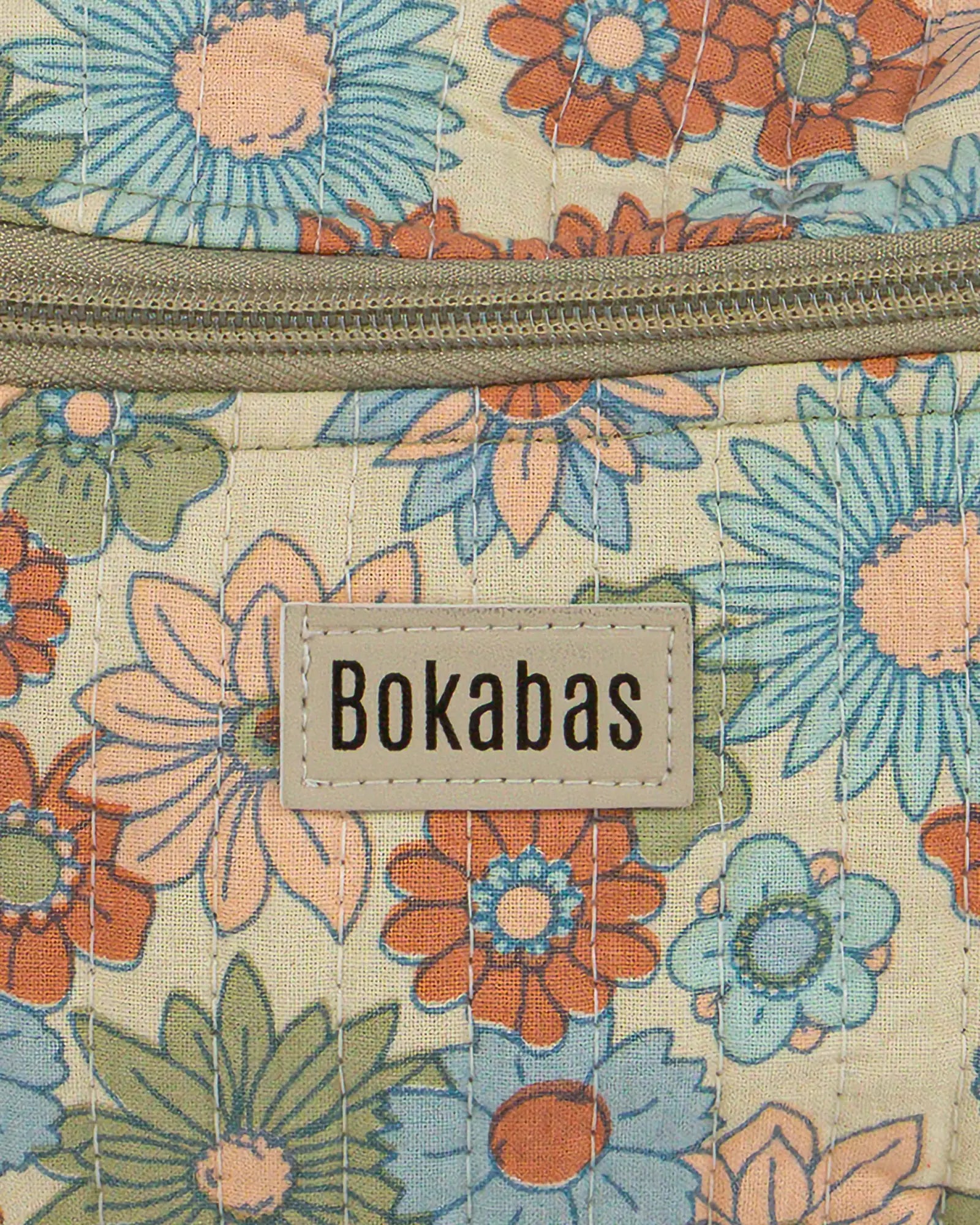 Sac banane matelassé Bokabas, imprimé Rétro liberty vert, bleu et orange, zoom sur la matière